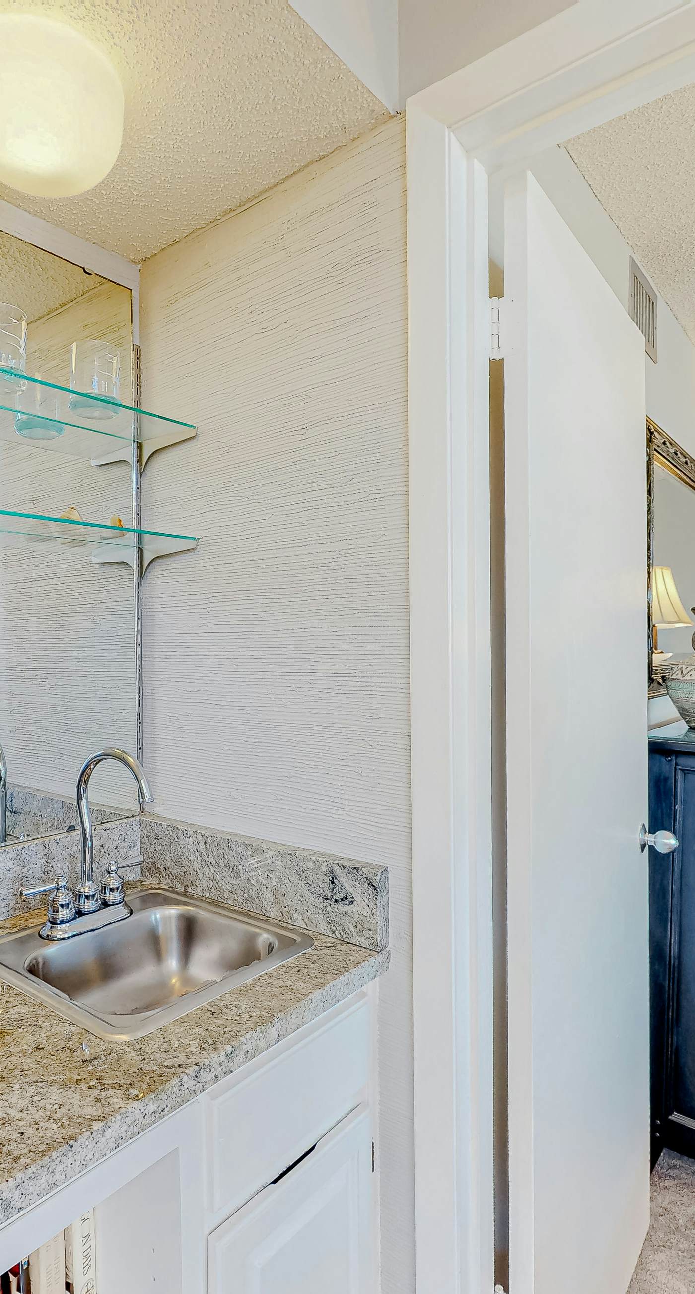 8th Floor condo, Seasonal beach service , Minutes to dining