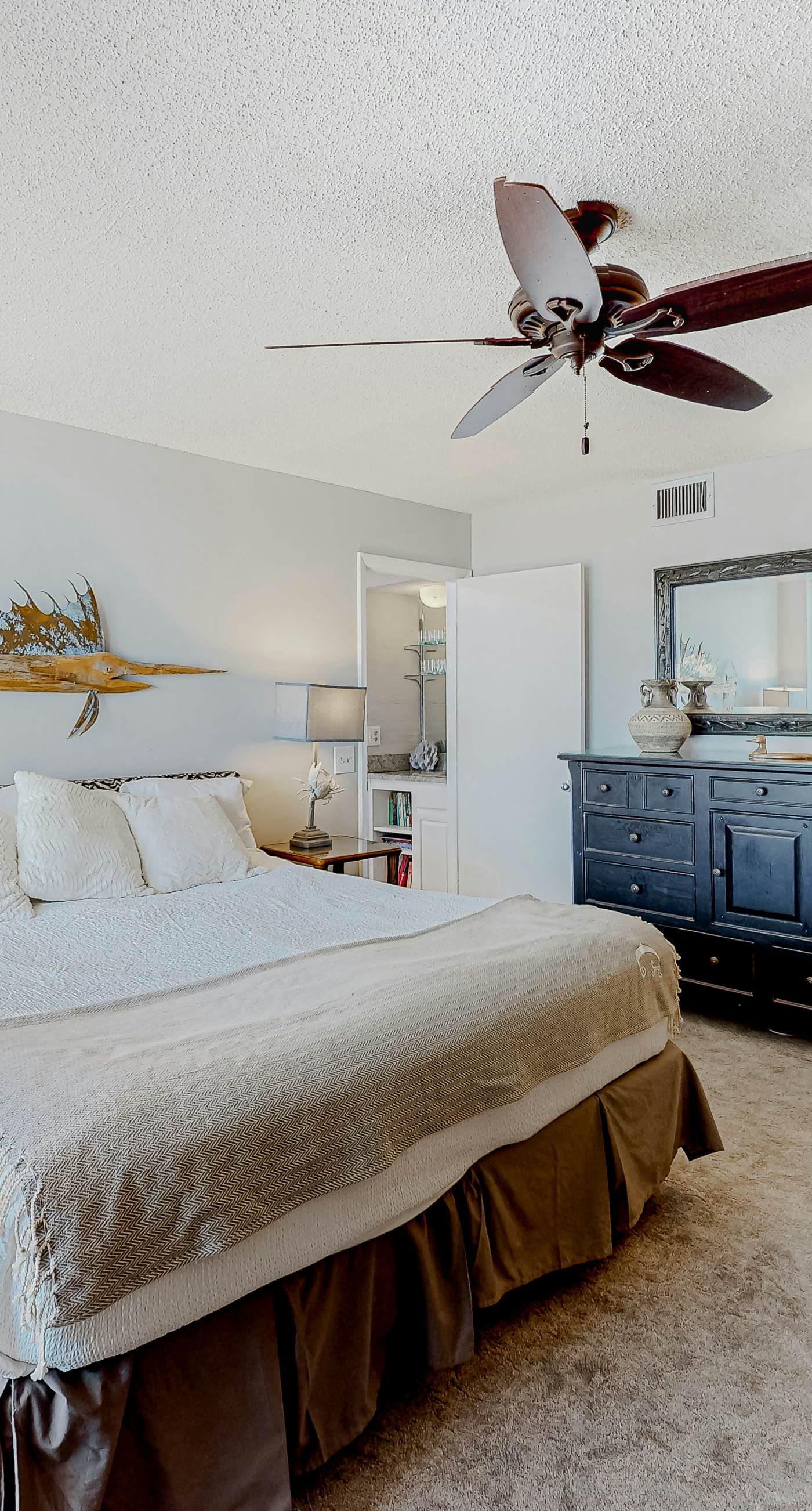 8th Floor condo, Seasonal beach service , Minutes to dining