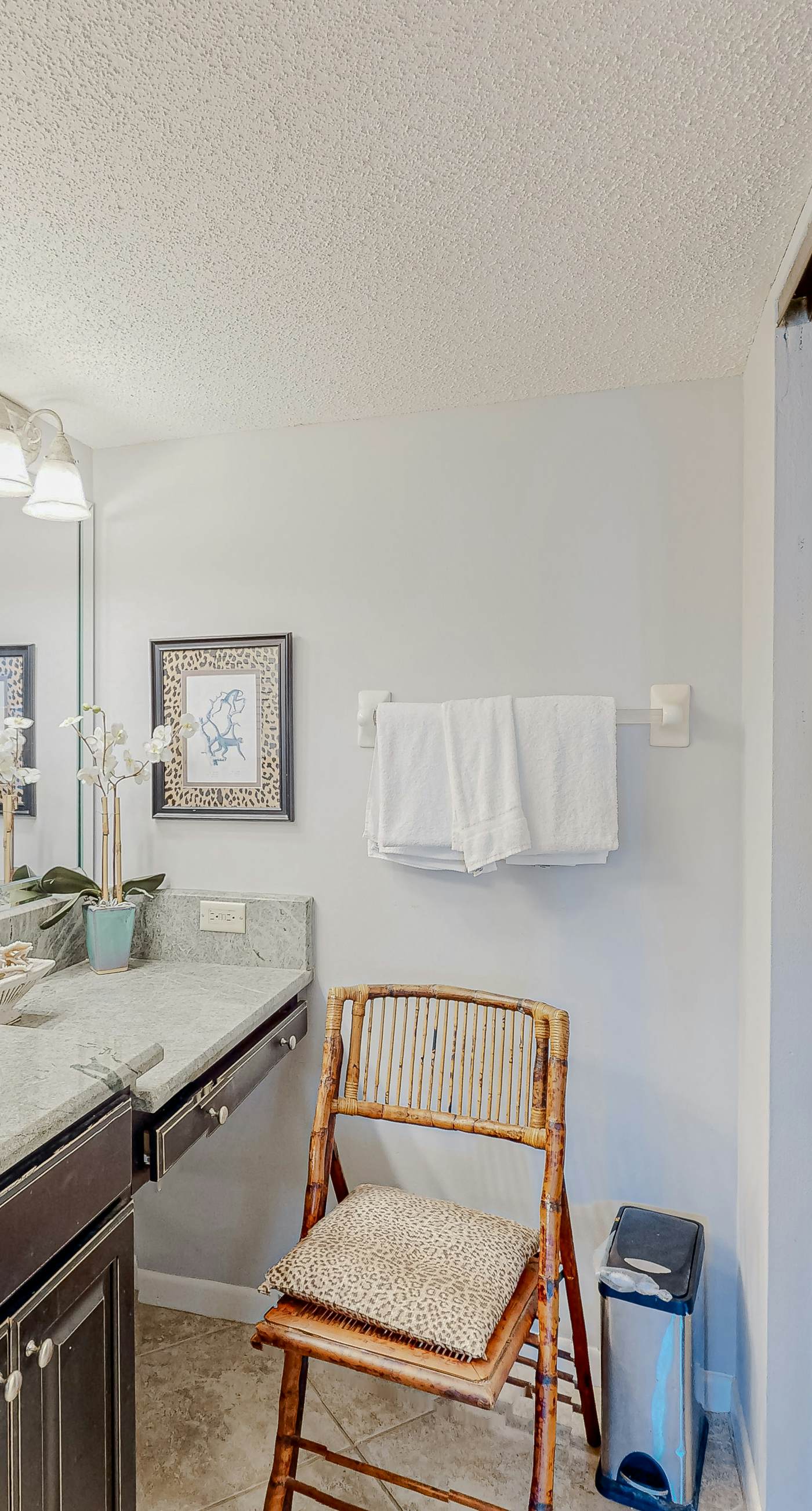 8th Floor condo, Seasonal beach service , Minutes to dining