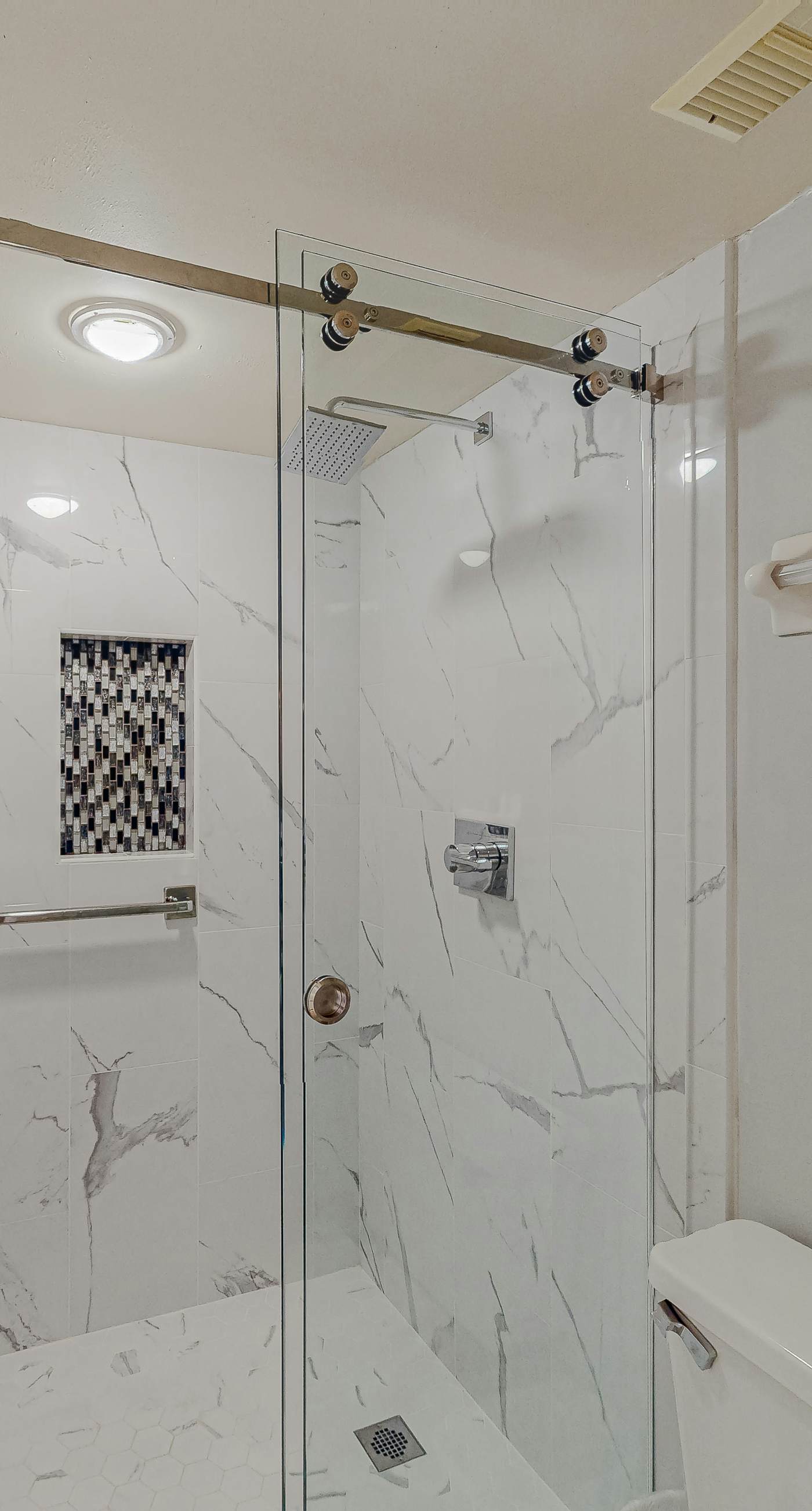 8th Floor condo, Seasonal beach service , Minutes to dining