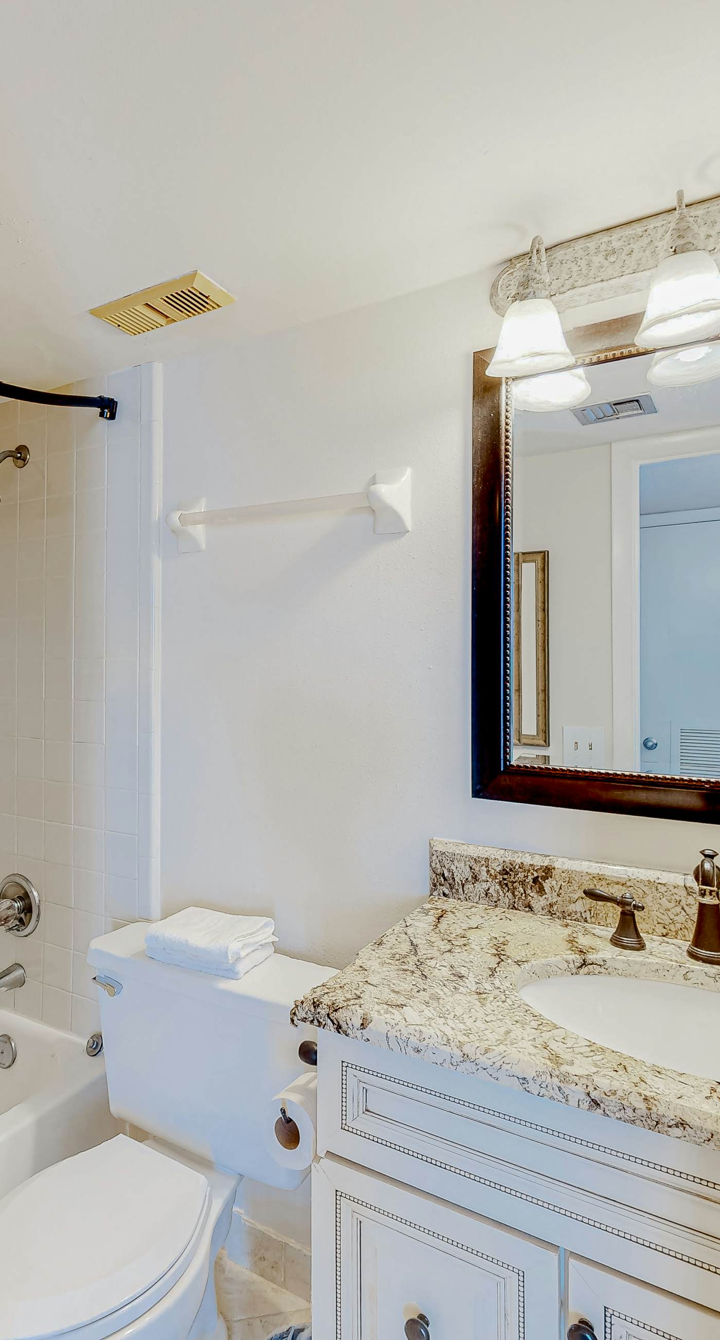 8th Floor condo, Seasonal beach service , Minutes to dining