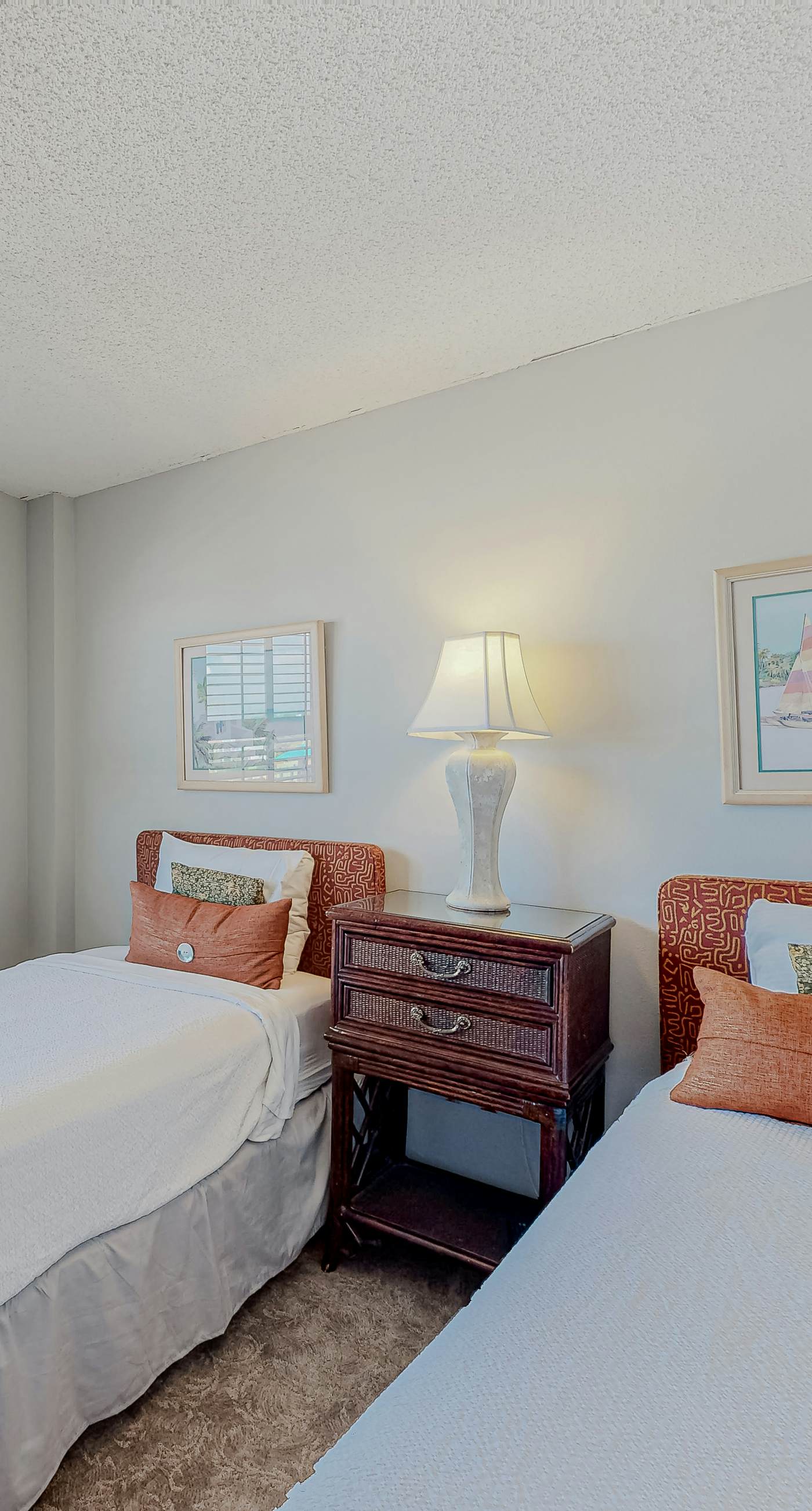 8th Floor condo, Seasonal beach service , Minutes to dining