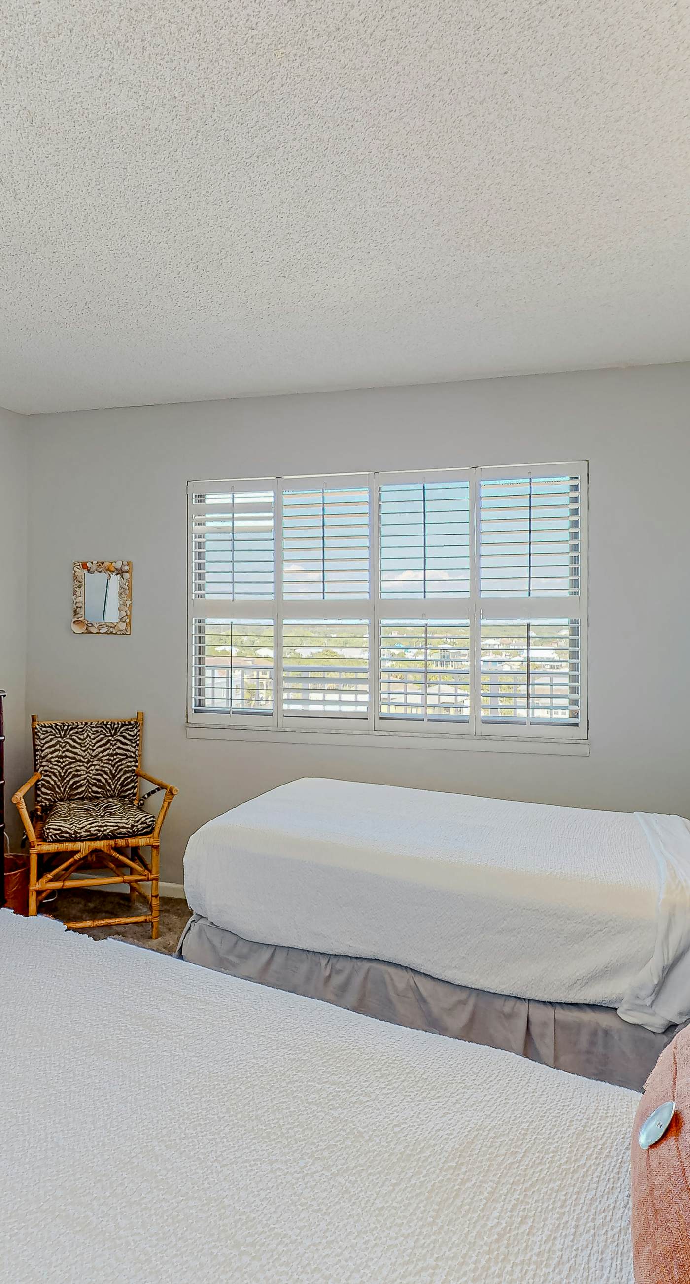 8th Floor condo, Seasonal beach service , Minutes to dining