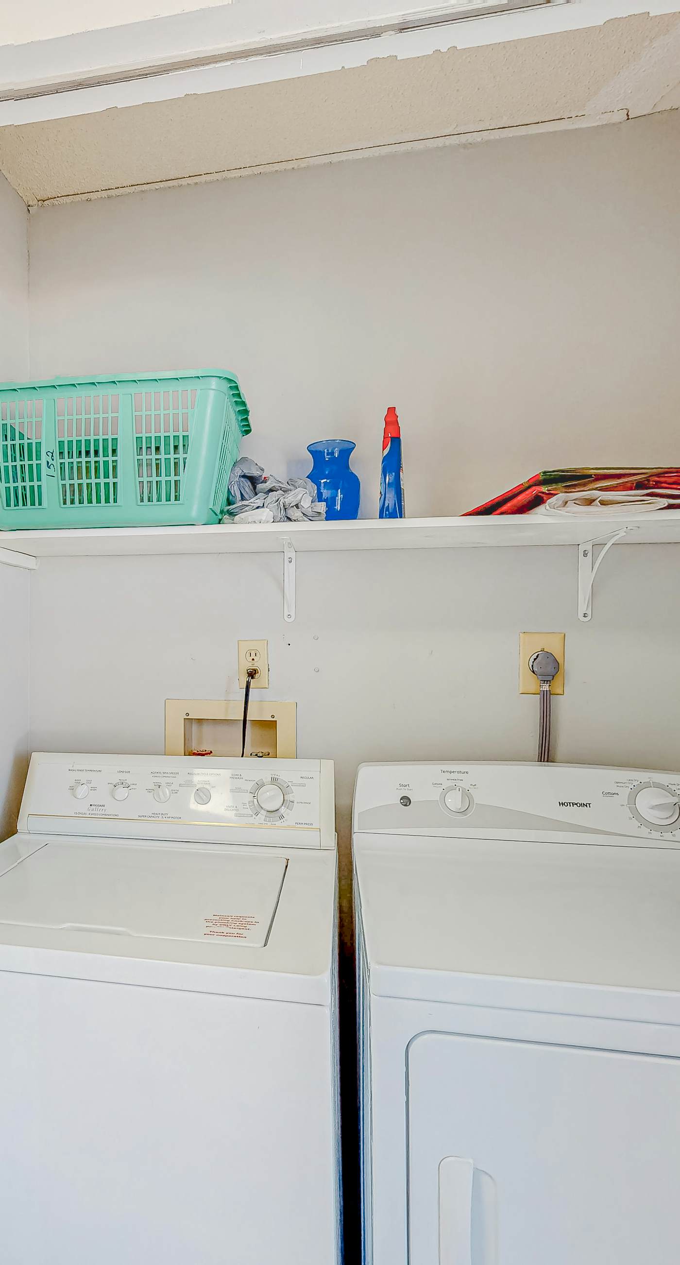 8th Floor condo, Seasonal beach service , Minutes to dining