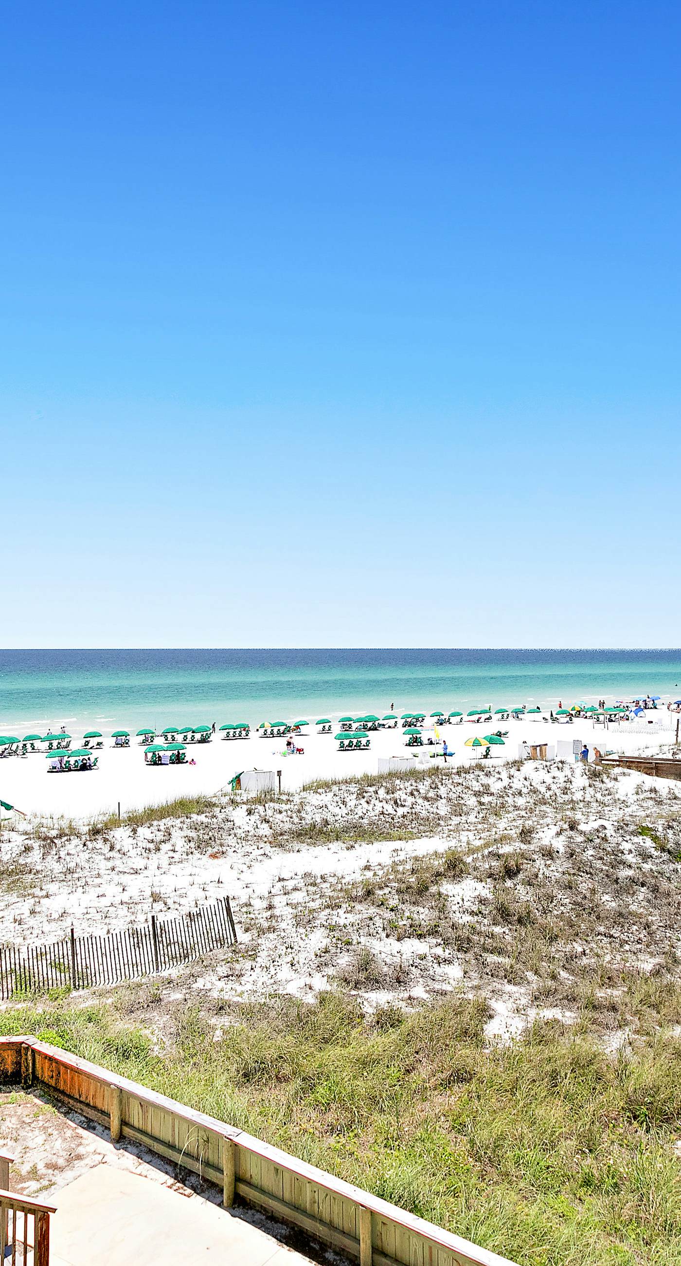 8th Floor condo, Seasonal beach service , Minutes to dining