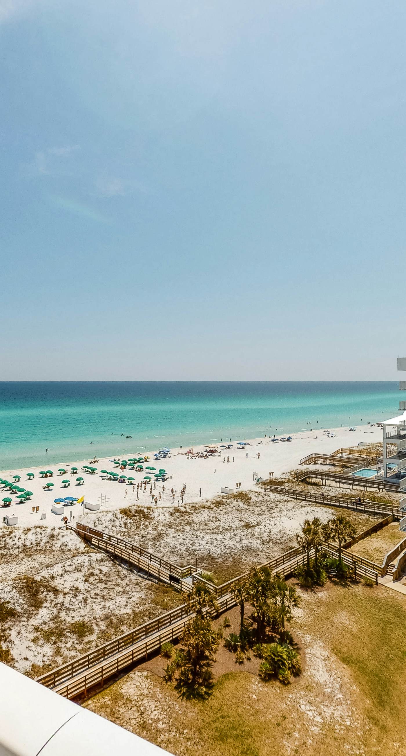 8th Floor condo, Seasonal beach service , Minutes to dining