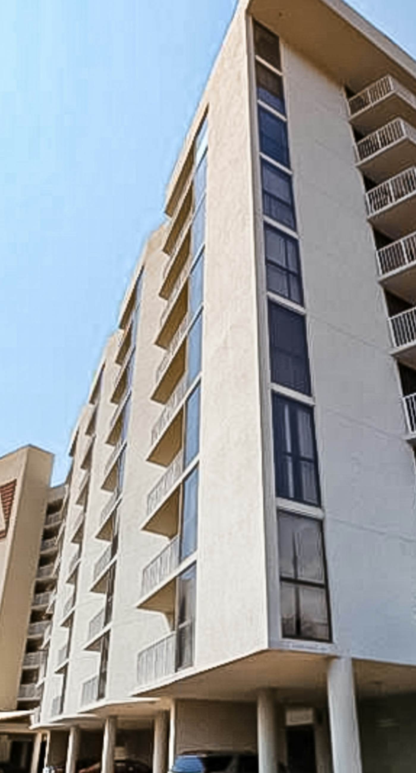 8th Floor condo, Seasonal beach service , Minutes to dining