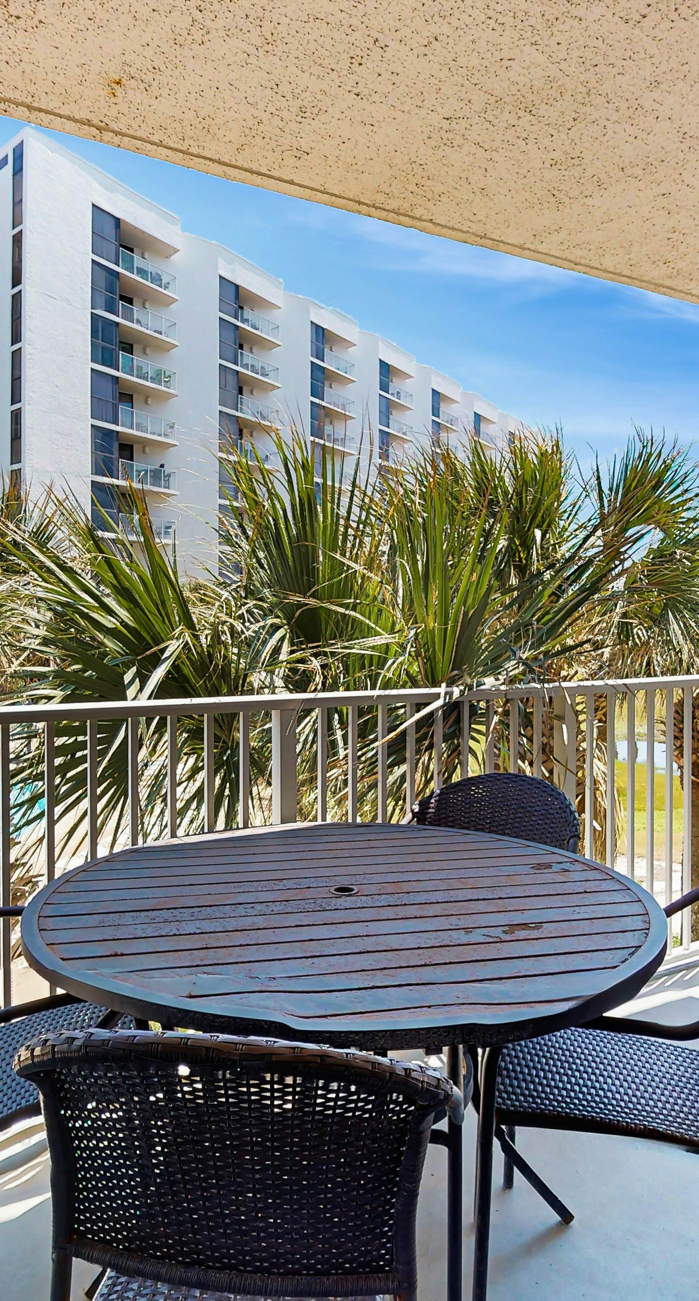 1st floor comfortable Gulf view condo, beach setup included, near dining