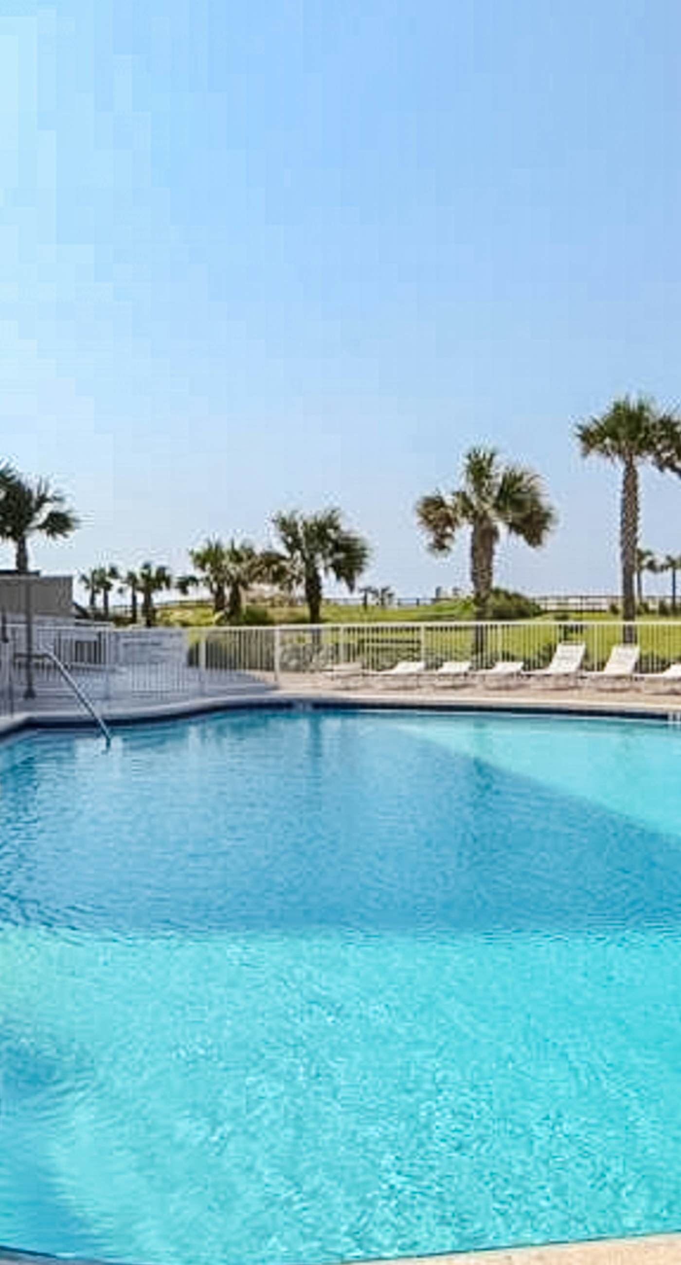 1st floor comfortable Gulf view condo, beach setup included, near dining