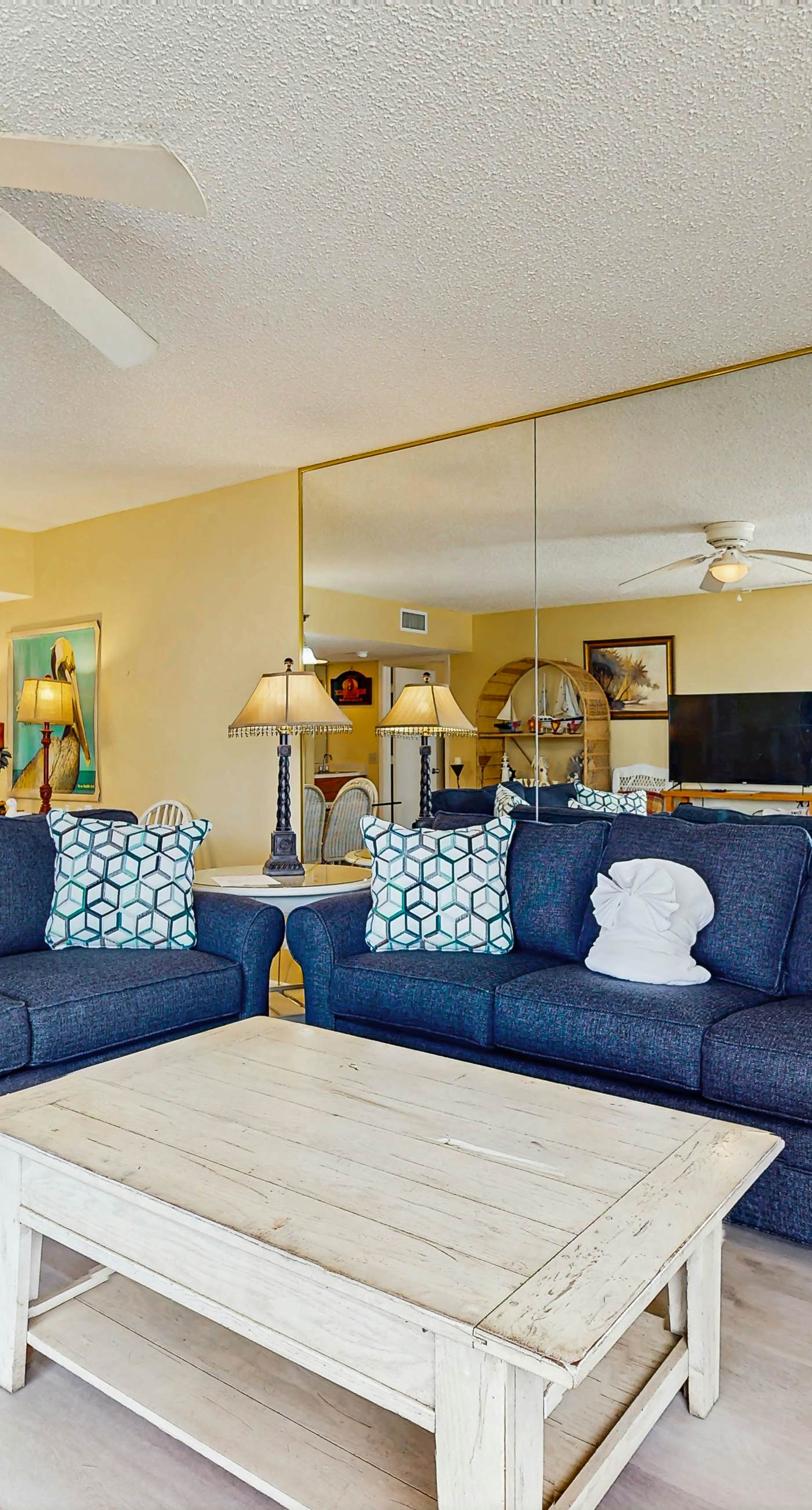 1st floor comfortable Gulf view condo, beach setup included, near dining