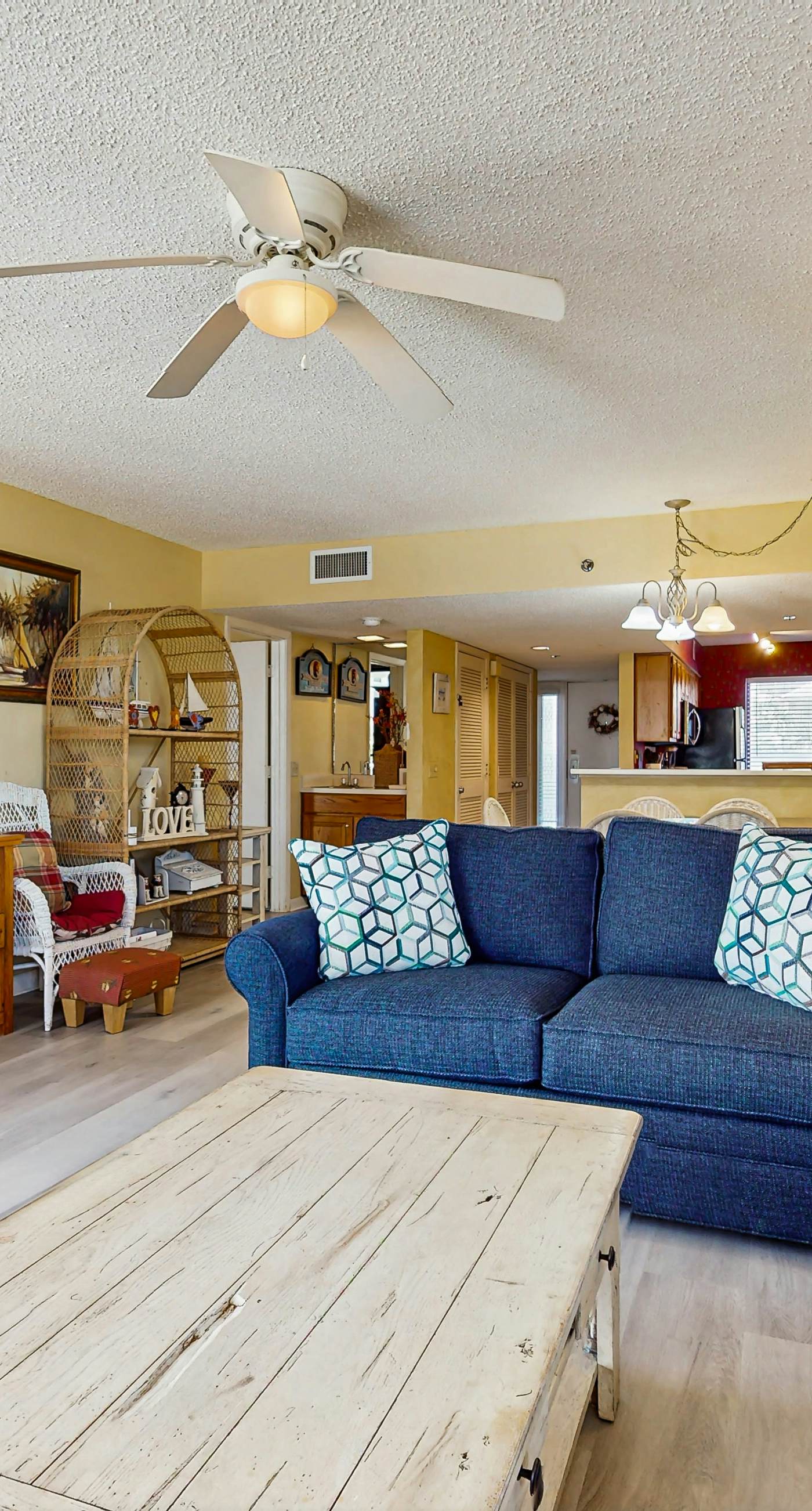 1st floor comfortable Gulf view condo, beach setup included, near dining