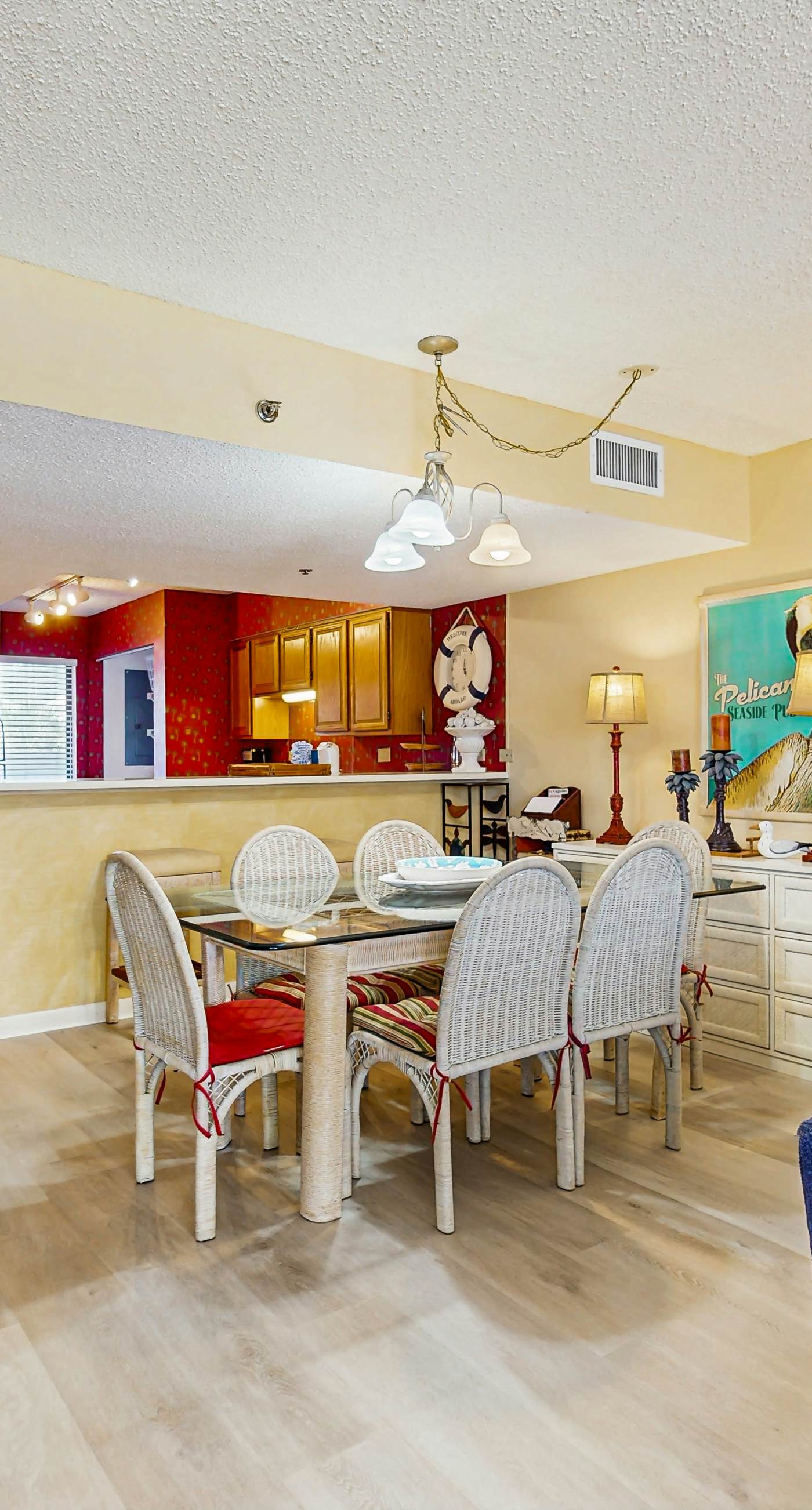 1st floor comfortable Gulf view condo, beach setup included, near dining