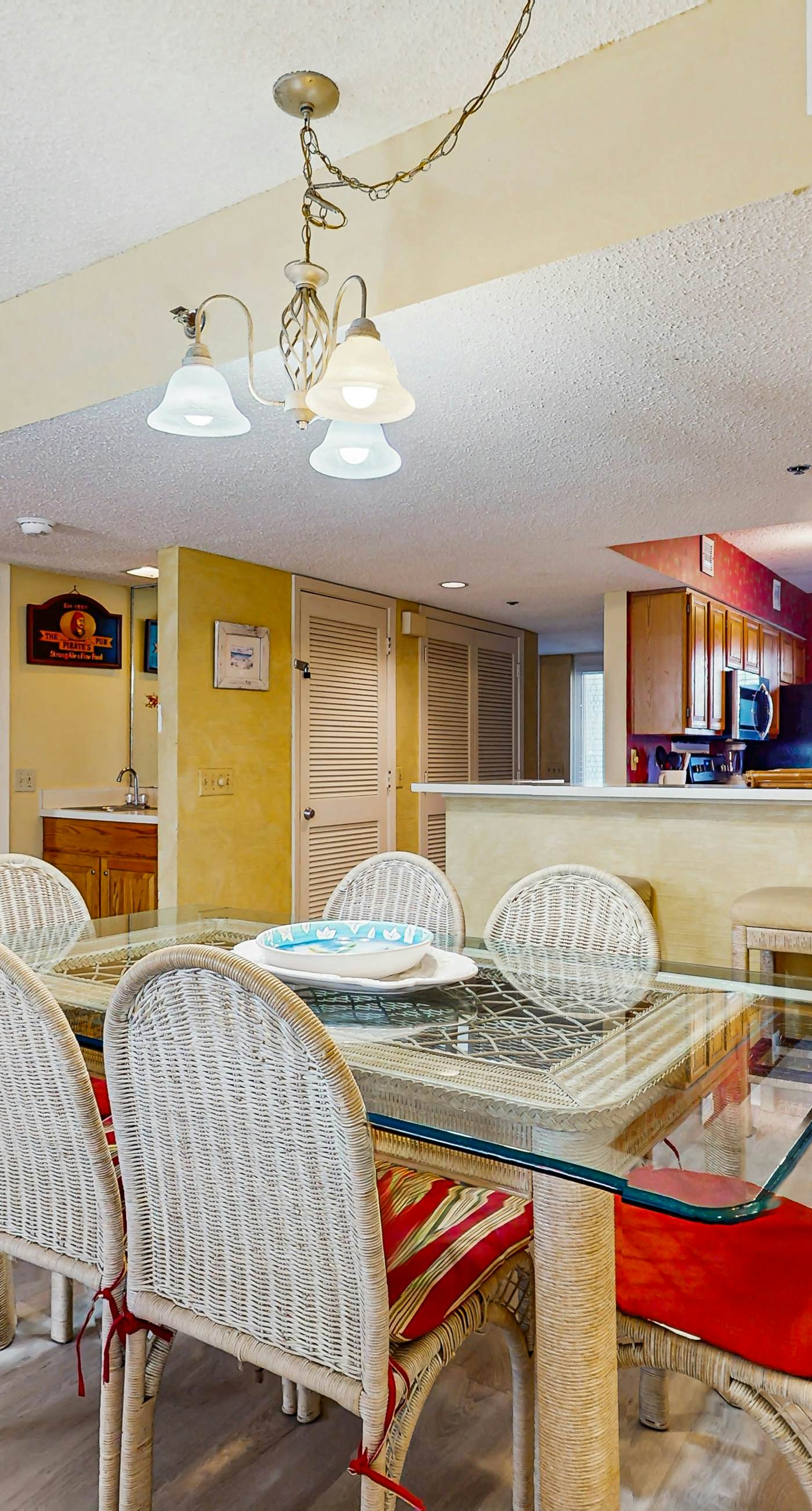 1st floor comfortable Gulf view condo, beach setup included, near dining