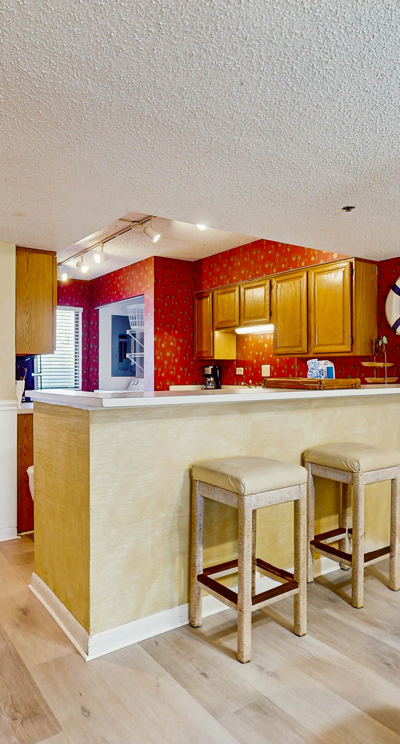 1st floor comfortable Gulf view condo, beach setup included, near dining