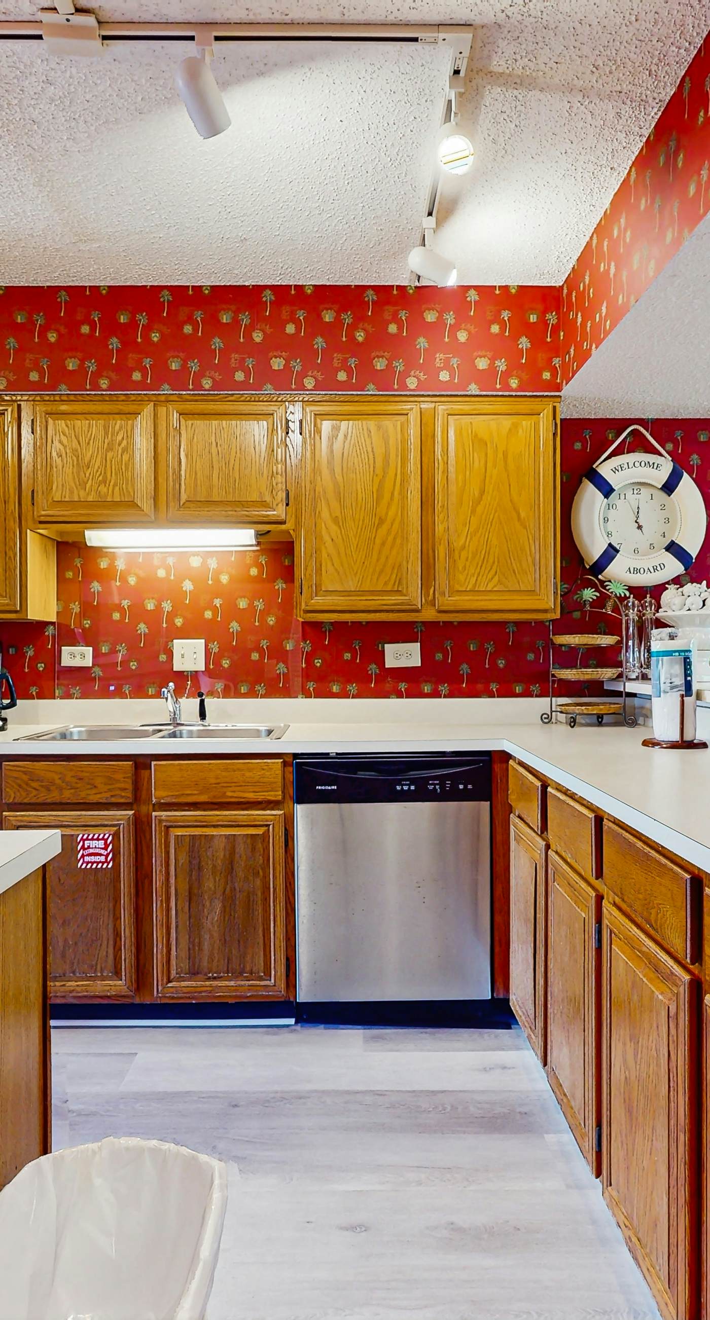 1st floor comfortable Gulf view condo, beach setup included, near dining