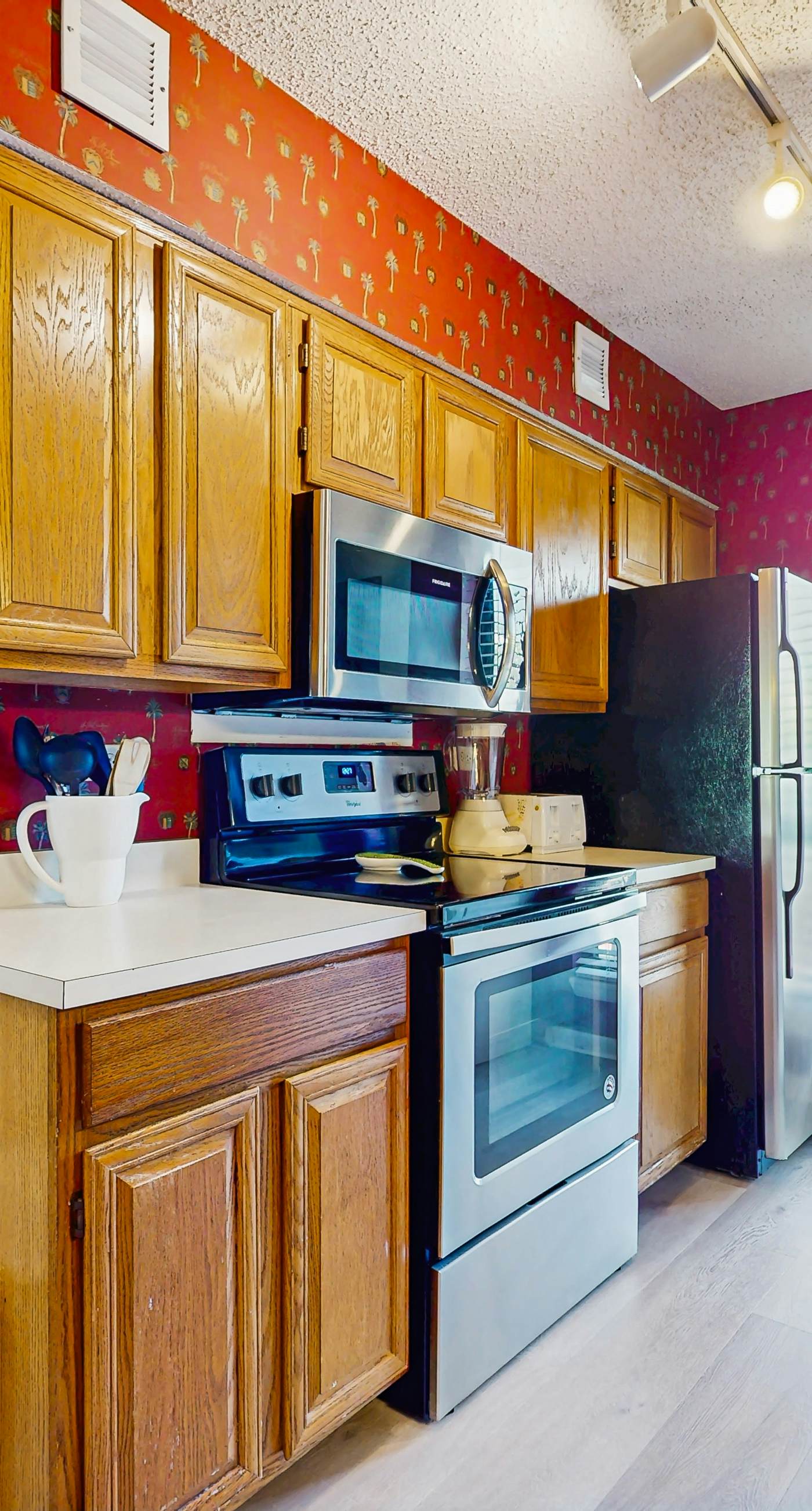 1st floor comfortable Gulf view condo, beach setup included, near dining