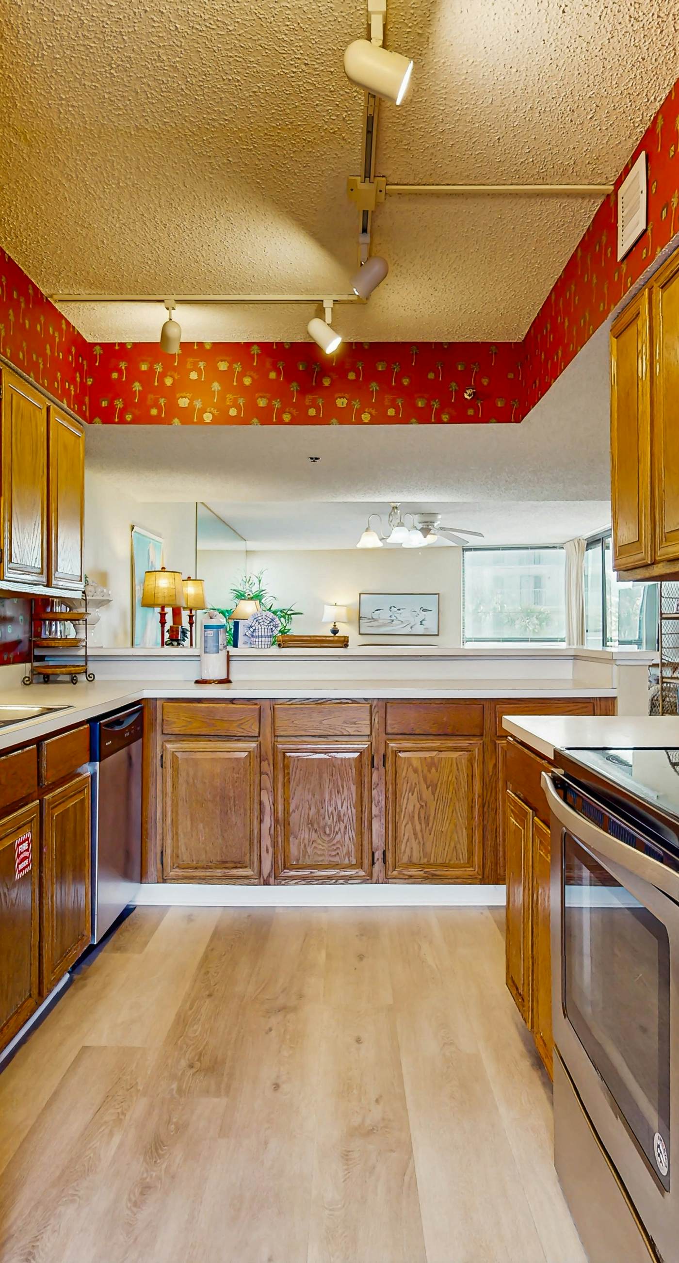 1st floor comfortable Gulf view condo, beach setup included, near dining