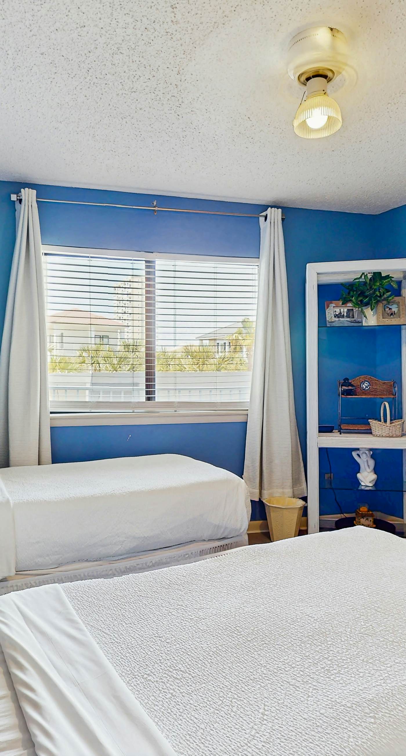 1st floor comfortable Gulf view condo, beach setup included, near dining