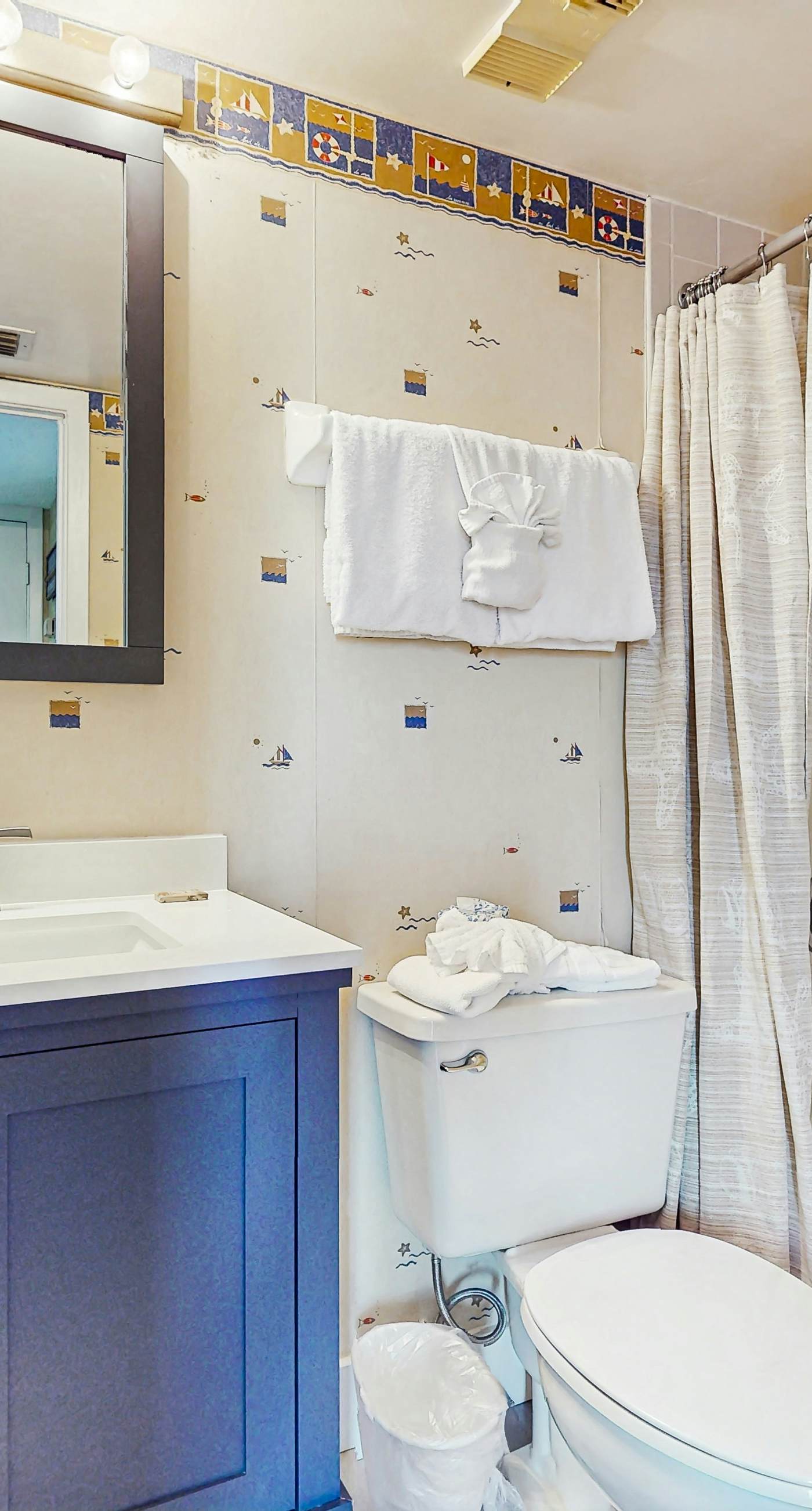 1st floor comfortable Gulf view condo, beach setup included, near dining