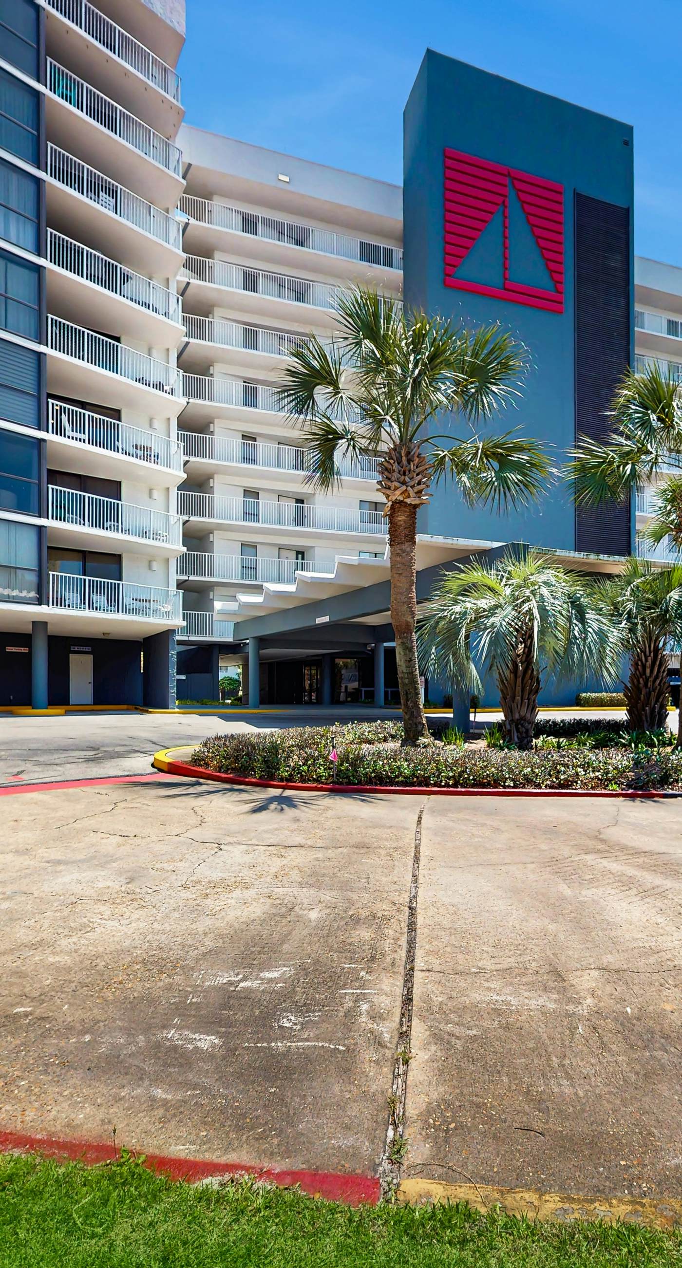 1st floor comfortable Gulf view condo, beach setup included, near dining