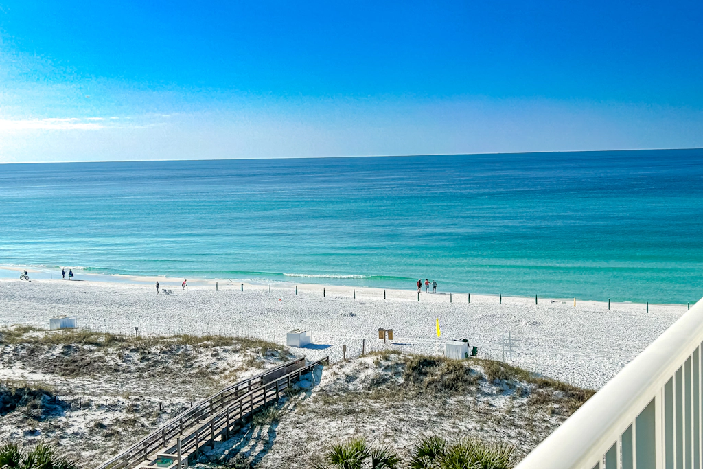 Gulf view condo with WiFi, AC, balcony, on-site pool, hot tub, & beach access