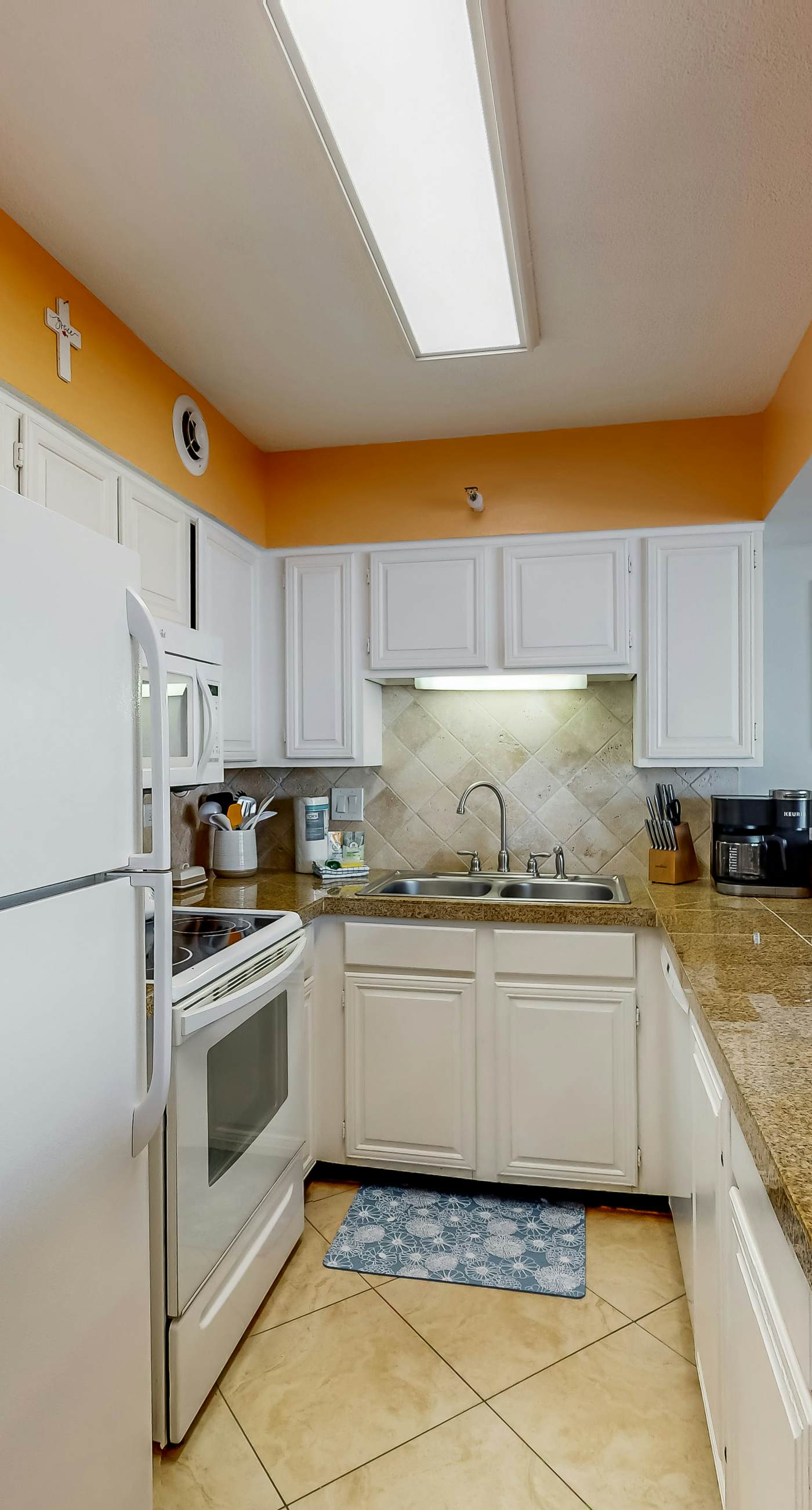 Gulf view condo with WiFi, AC, balcony, on-site pool, hot tub, & beach access