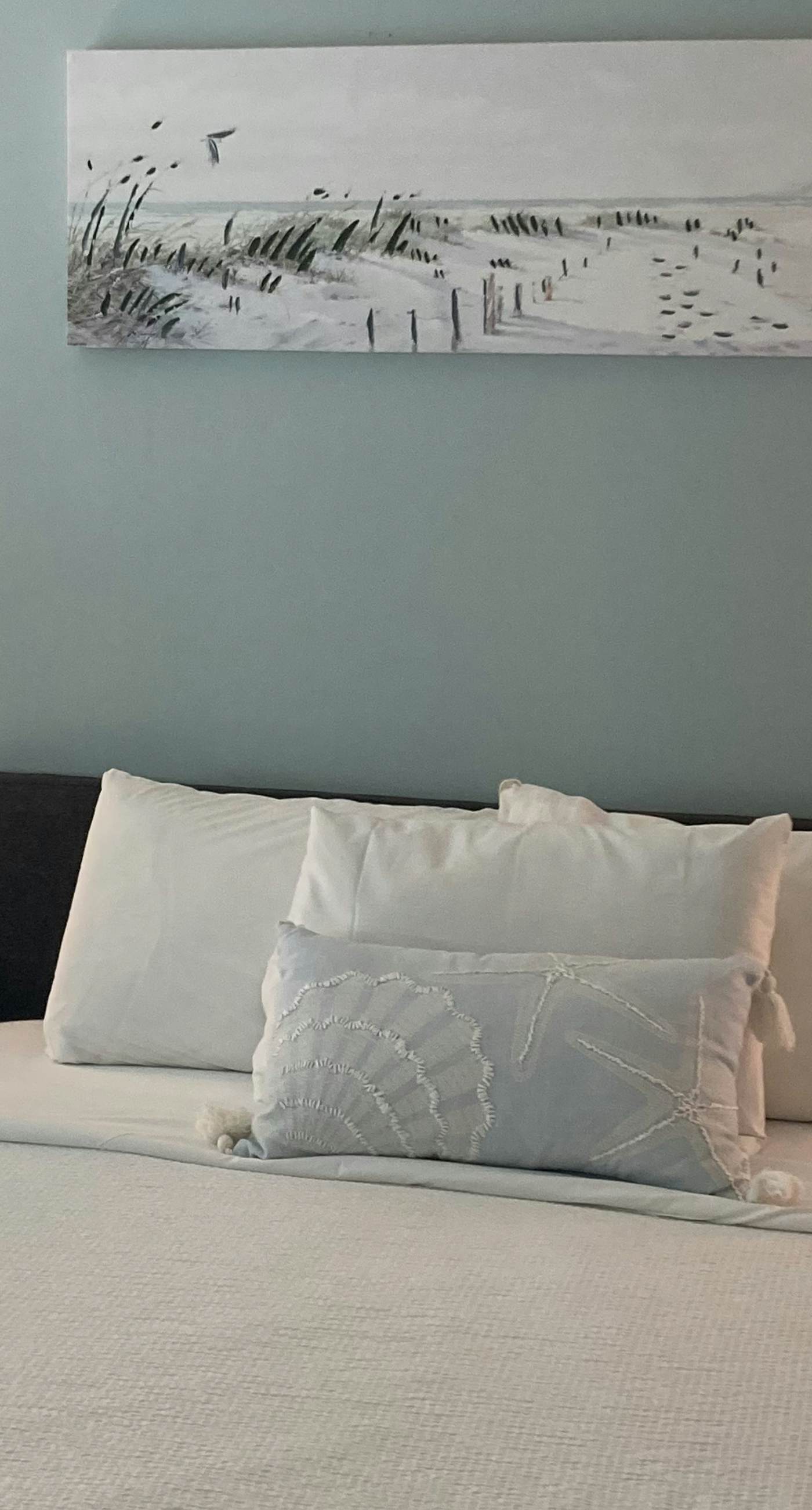 Gulf view condo with WiFi, AC, balcony, on-site pool, hot tub, & beach access