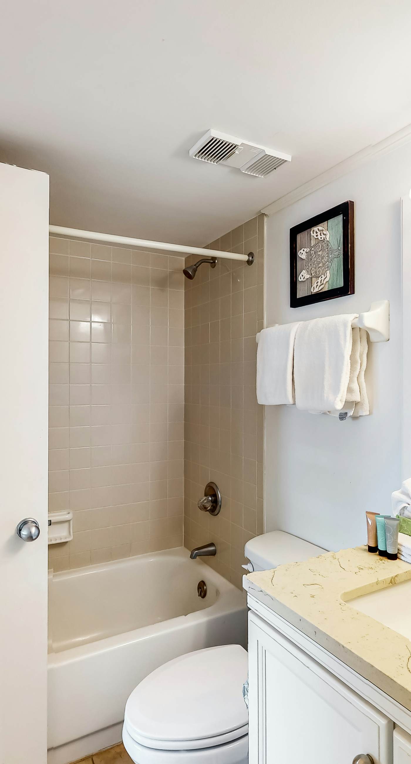 Gulf view condo with WiFi, AC, balcony, on-site pool, hot tub, & beach access