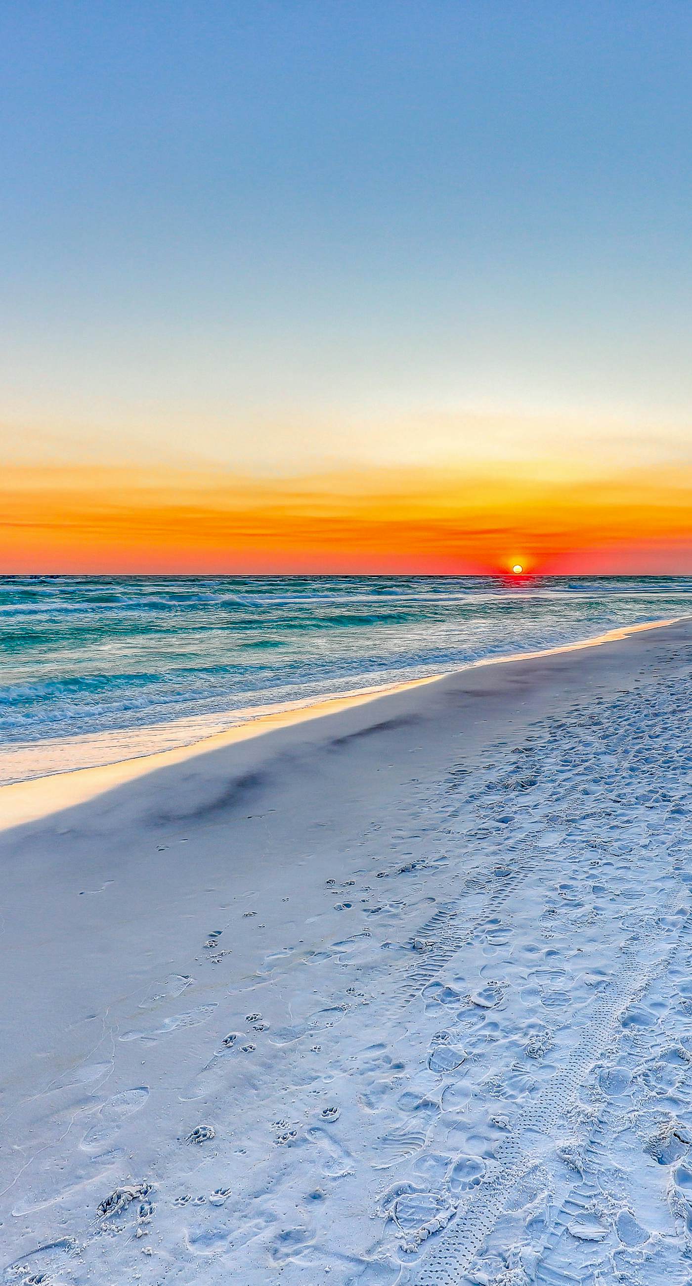 Gulf view condo with WiFi, AC, balcony, on-site pool, hot tub, & beach access