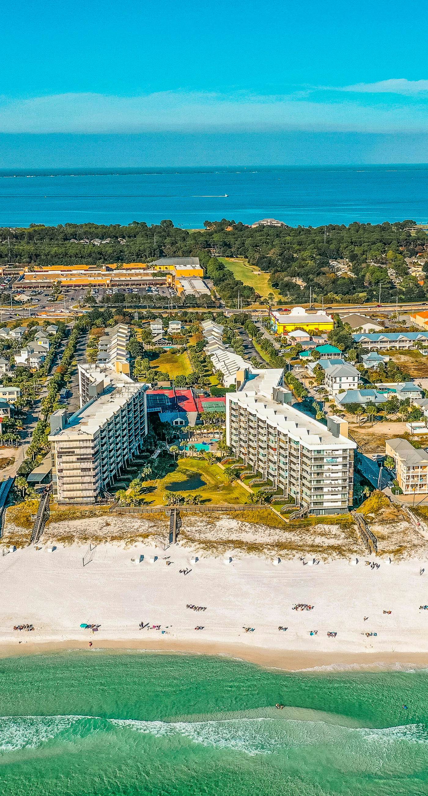 Gulf view condo with WiFi, AC, balcony, on-site pool, hot tub, & beach access