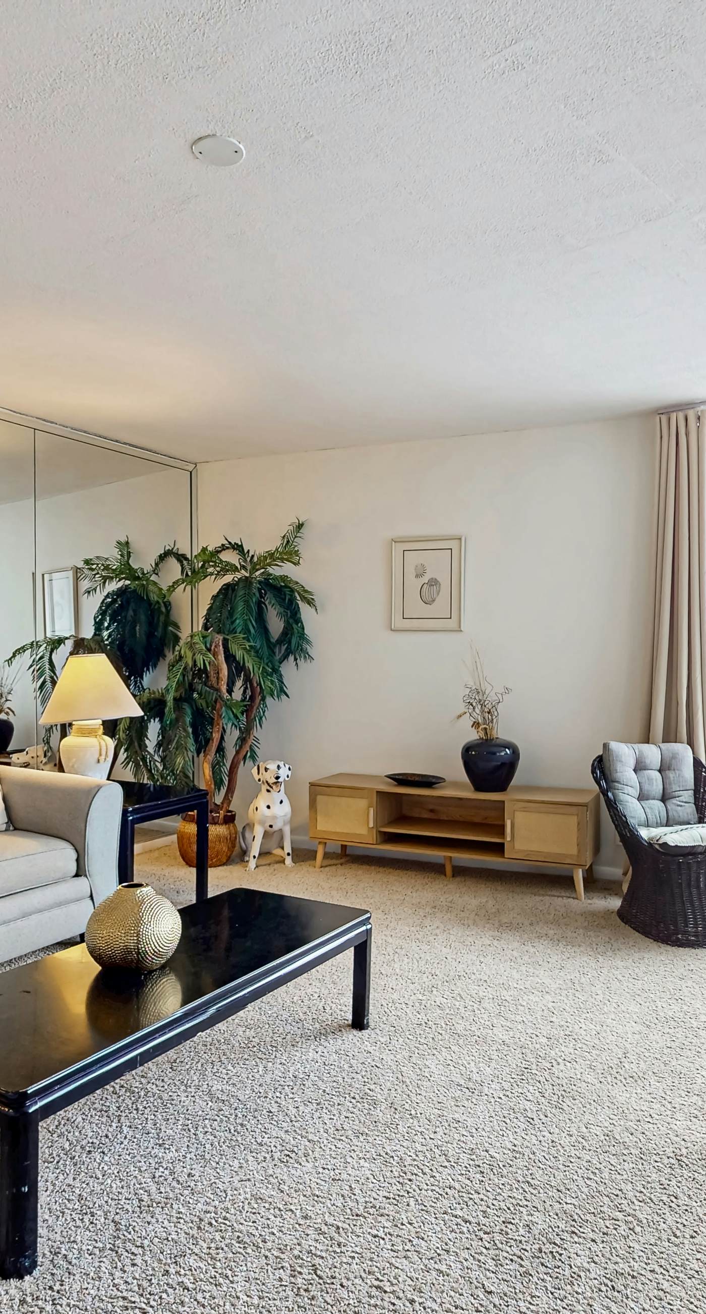 3rd-floor condo near the  beach with partial view, fast WiFi, pool/hot tub & gym