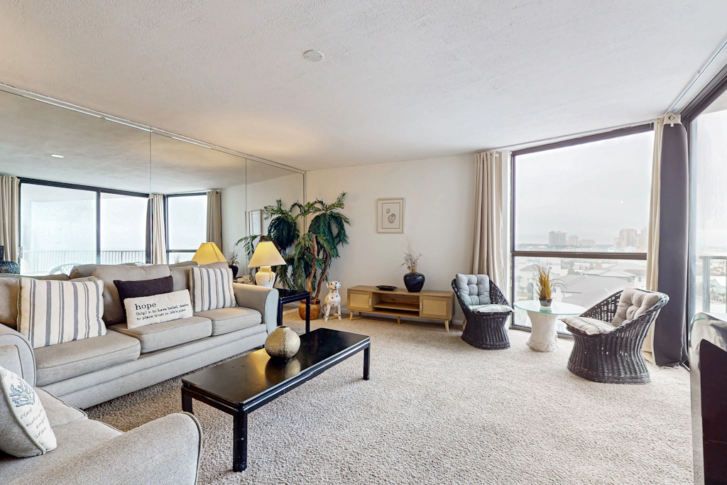 7th-floor condo near the  beach with partial view, fast WiFi, pool/hot tub & gym