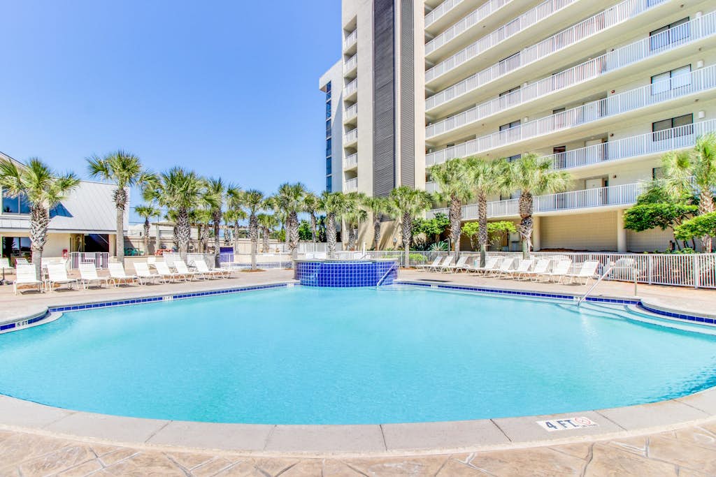 7th-floor condo near the  beach with partial view, fast WiFi, pool/hot tub & gym