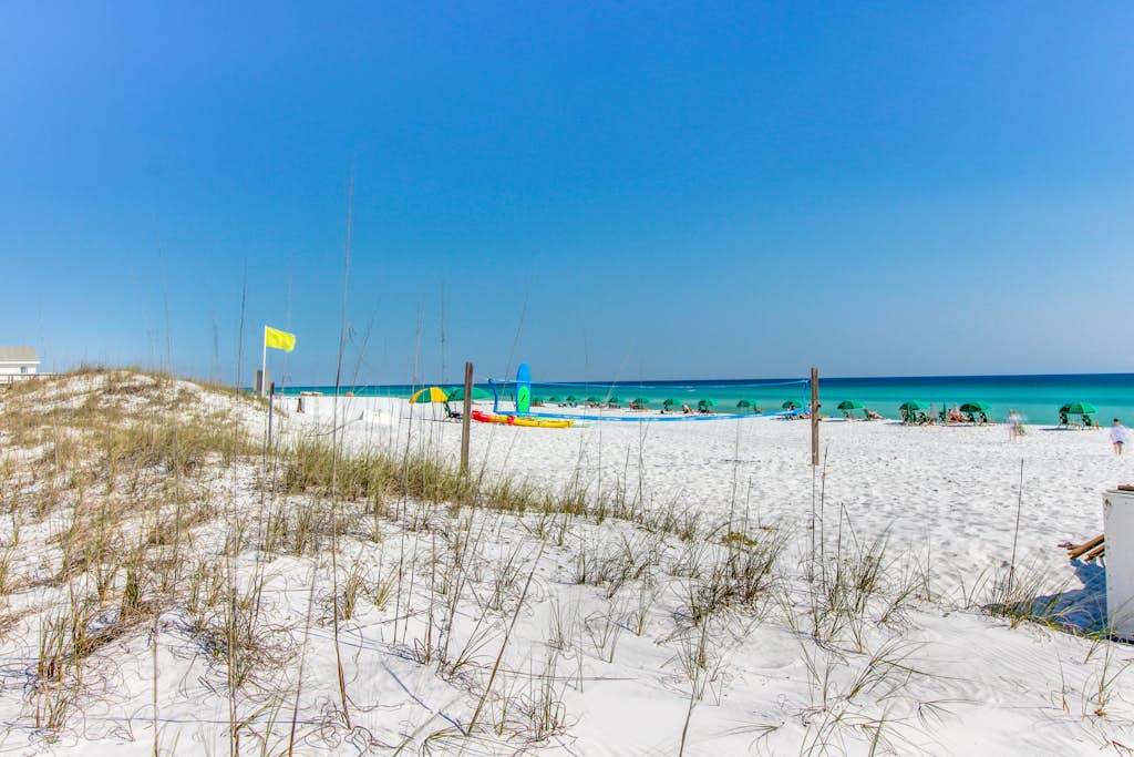 7th-floor condo near the  beach with partial view, fast WiFi, pool/hot tub & gym