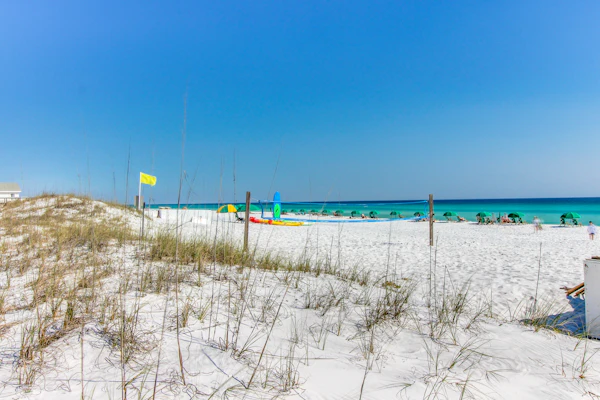 7th-floor condo near the beach with partial view, fast WiFi, pool/hot tub & gym