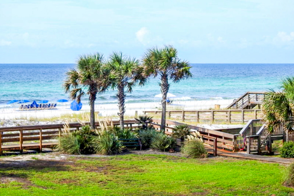 7th-floor condo near the beach with partial view, fast WiFi, pool,hot tub & gym