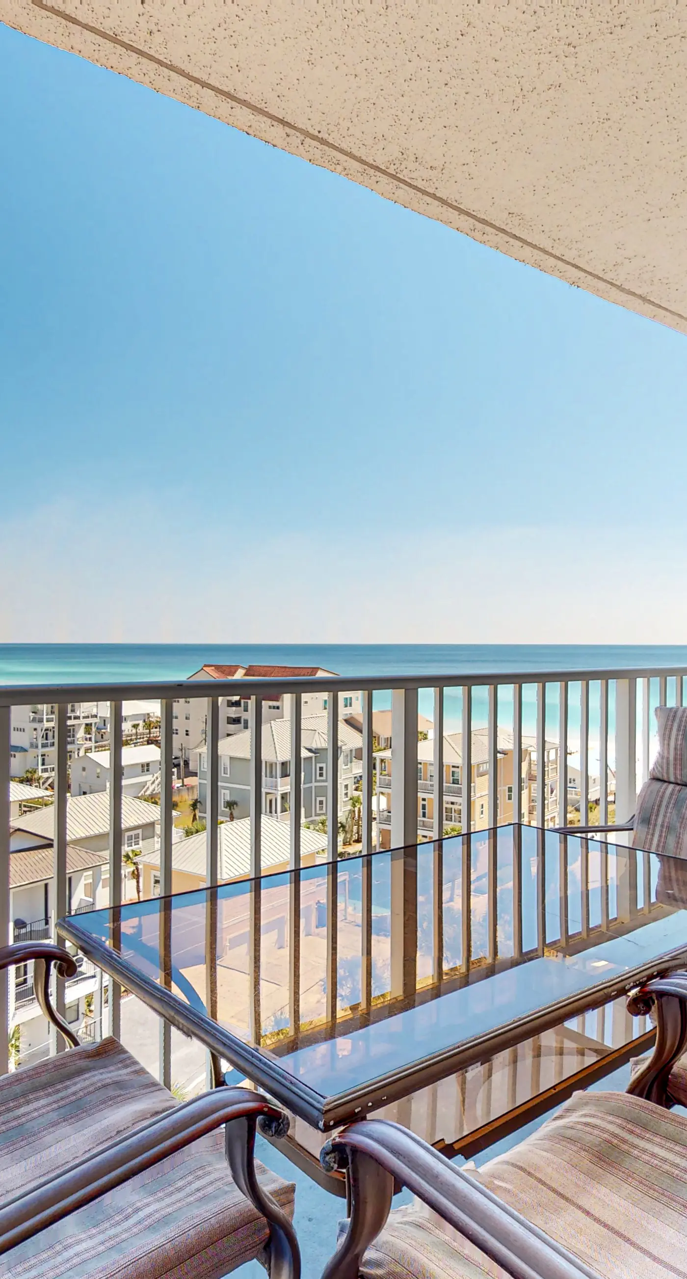 8th Floor Comfortable gulf view Condo, beach setup included, Near dining
