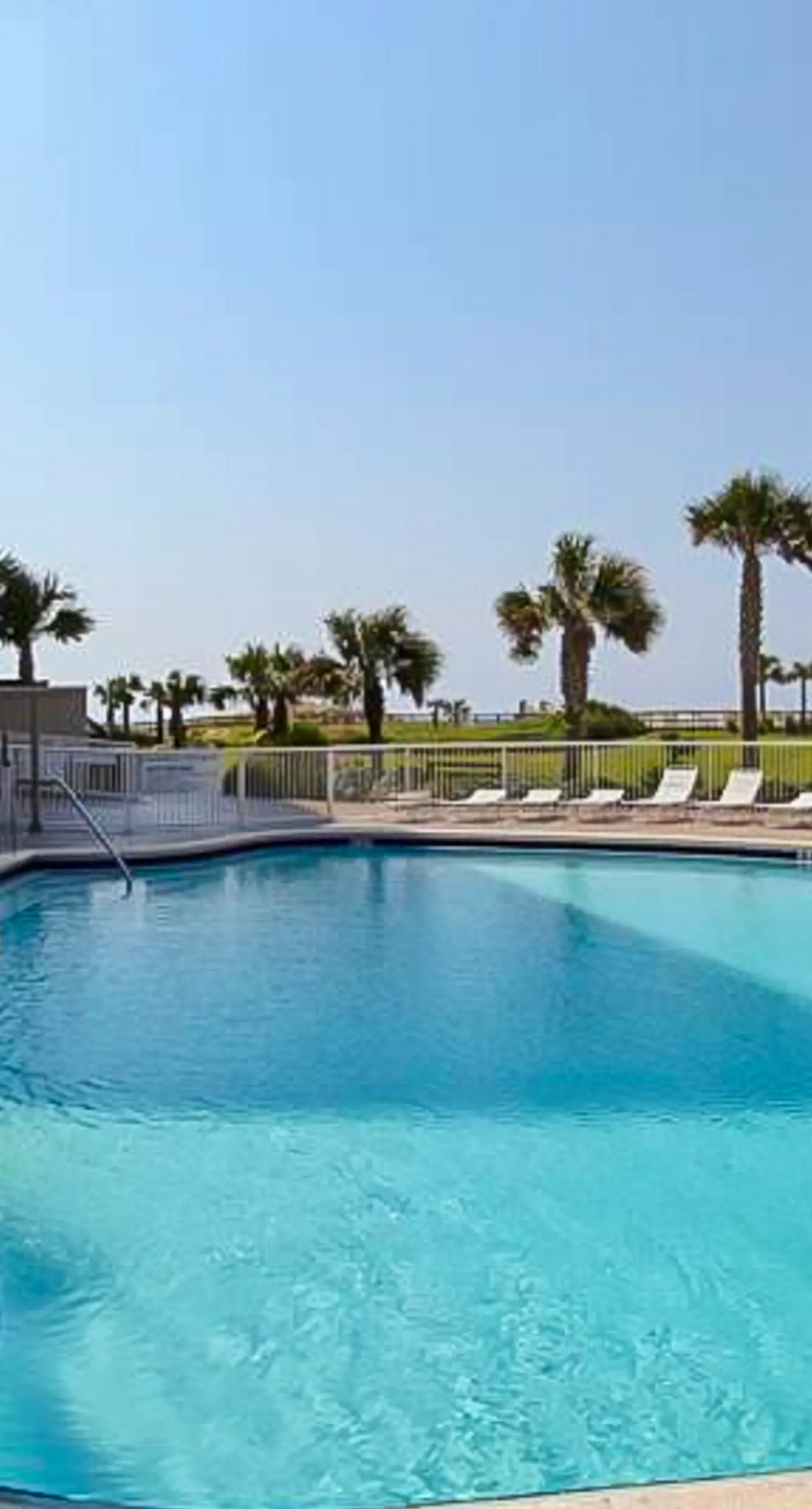 8th Floor Comfortable gulf view Condo, beach setup included, Near dining