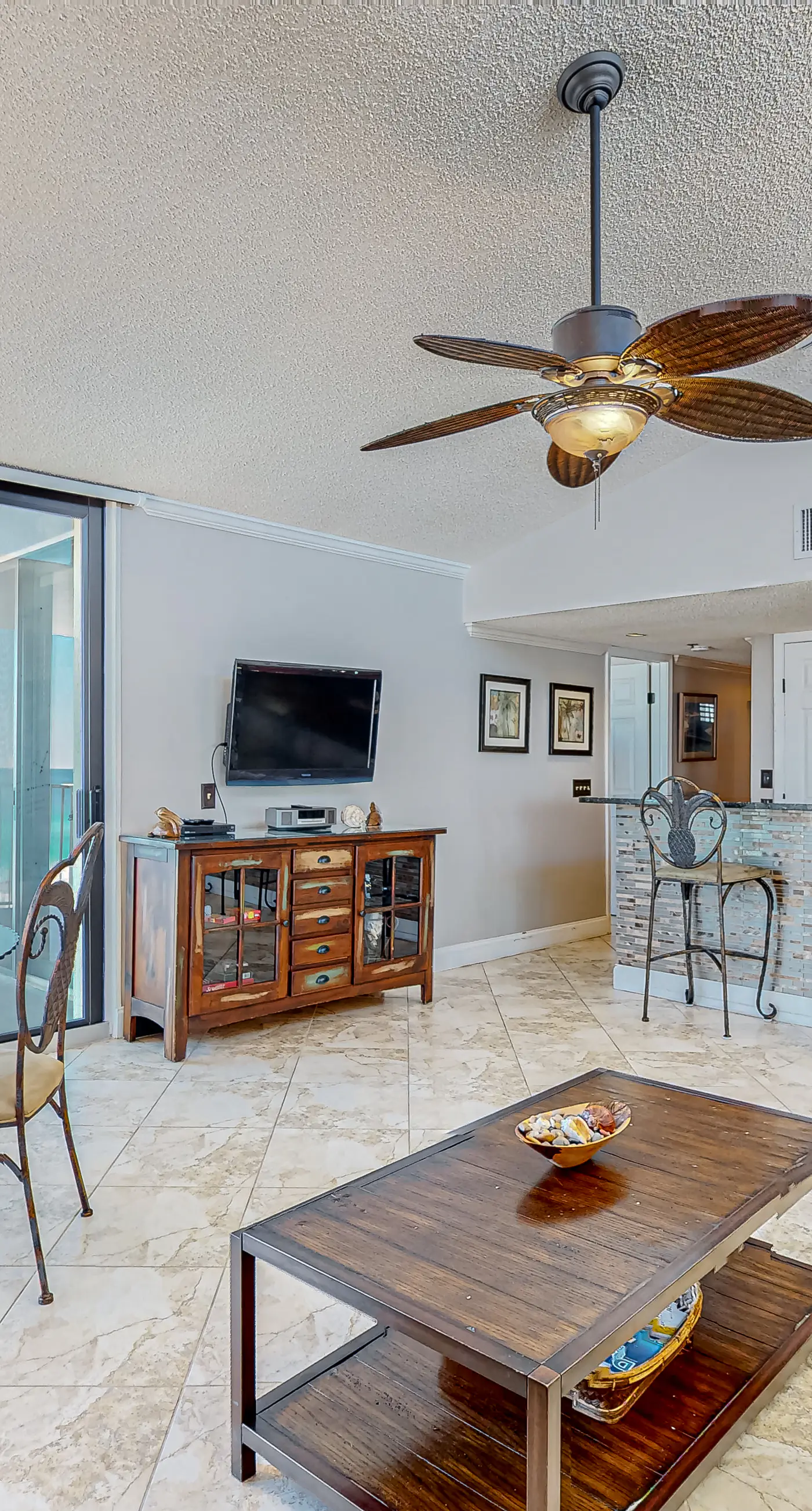 8th Floor Comfortable gulf view Condo, beach setup included, Near dining