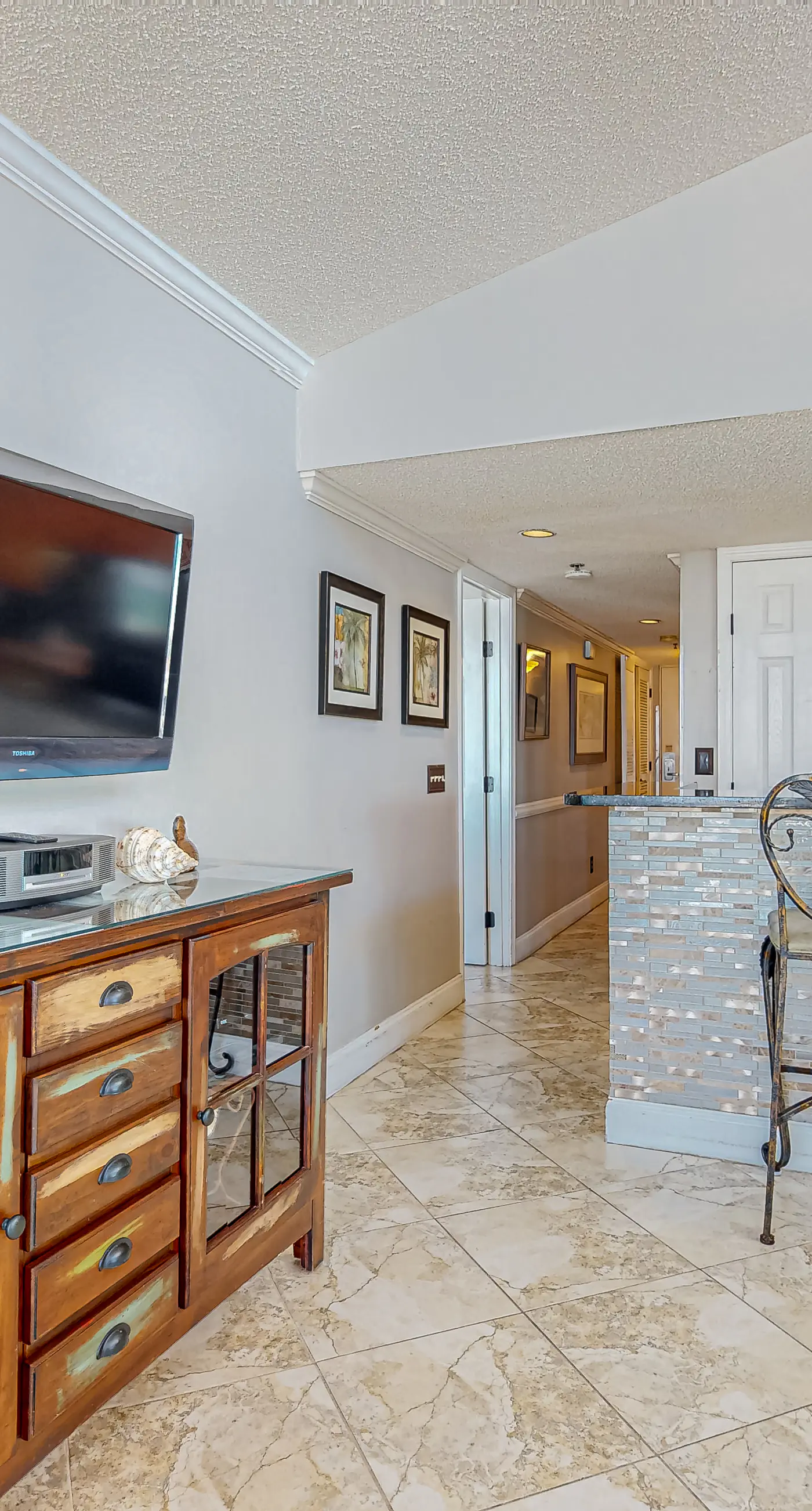 8th Floor Comfortable gulf view Condo, beach setup included, Near dining