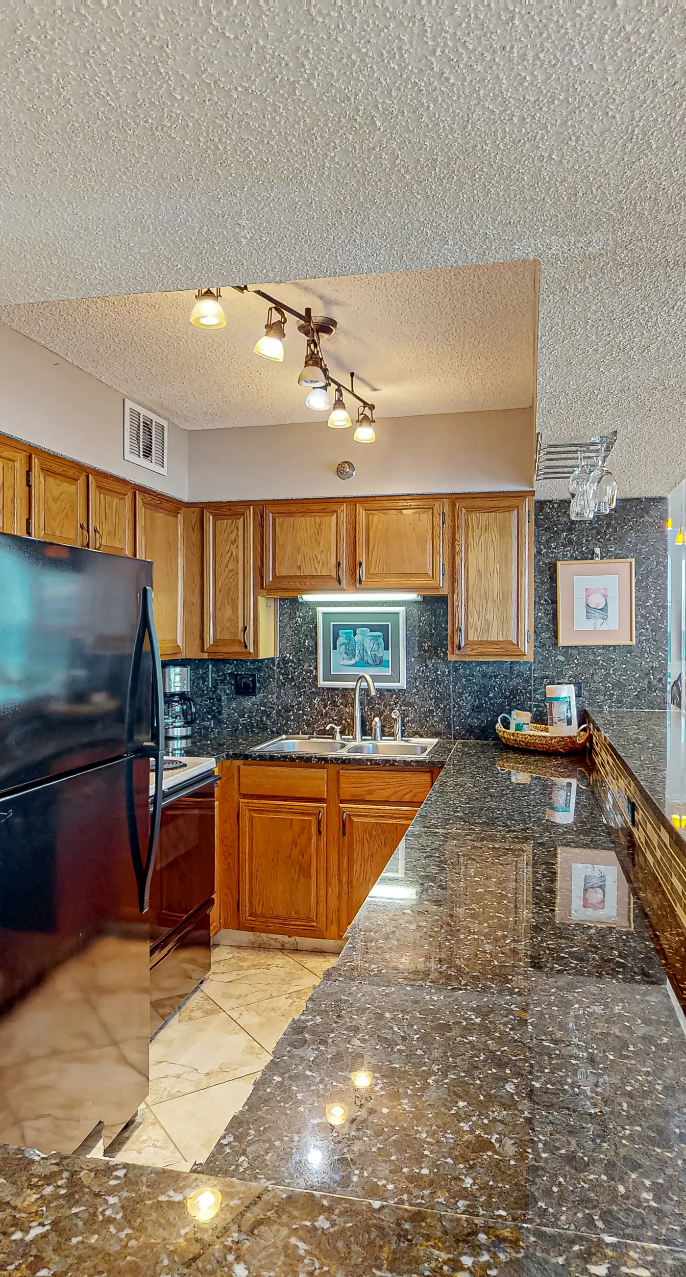 8th Floor Comfortable gulf view Condo, beach setup included, Near dining
