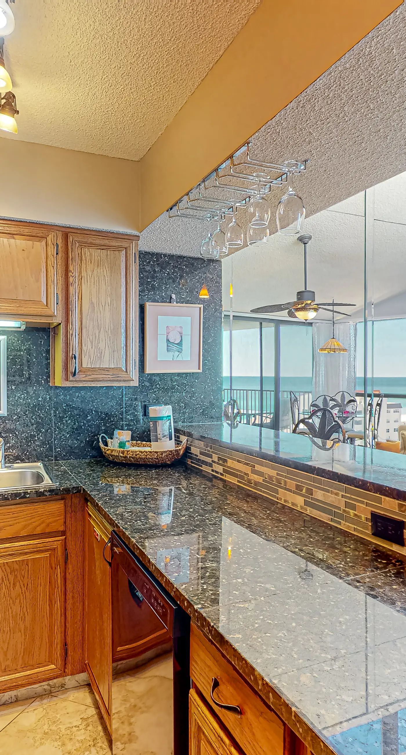 8th Floor Comfortable gulf view Condo, beach setup included, Near dining