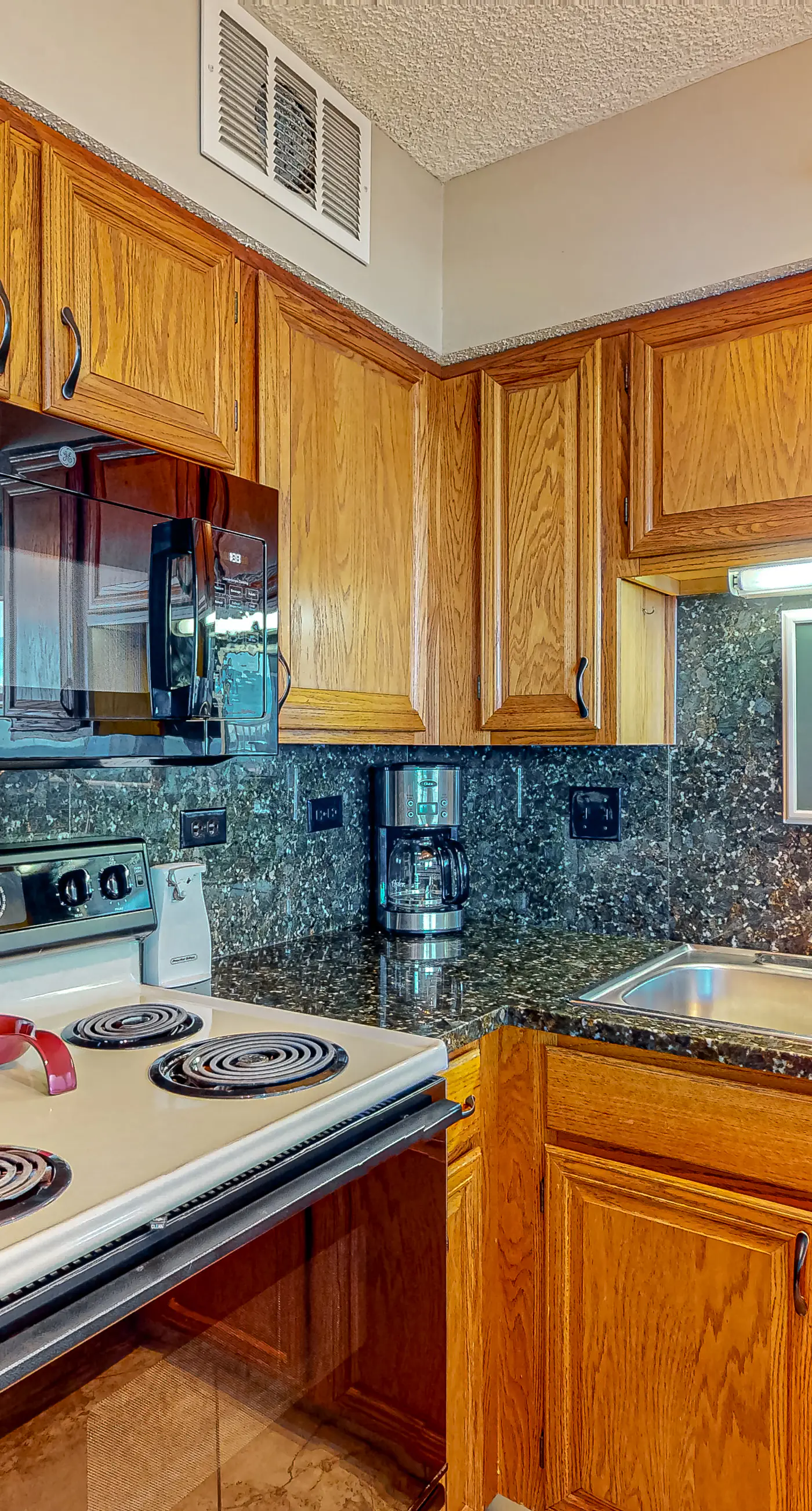 8th Floor Comfortable gulf view Condo, beach setup included, Near dining