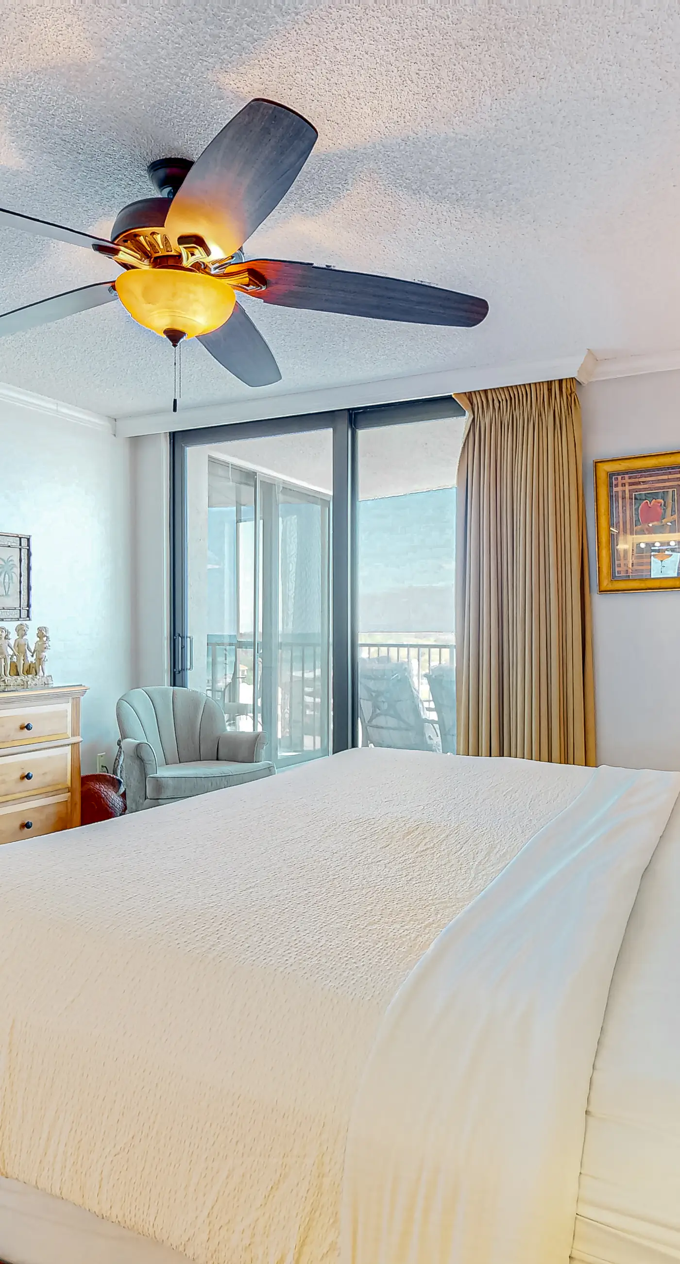 8th Floor Comfortable gulf view Condo, beach setup included, Near dining