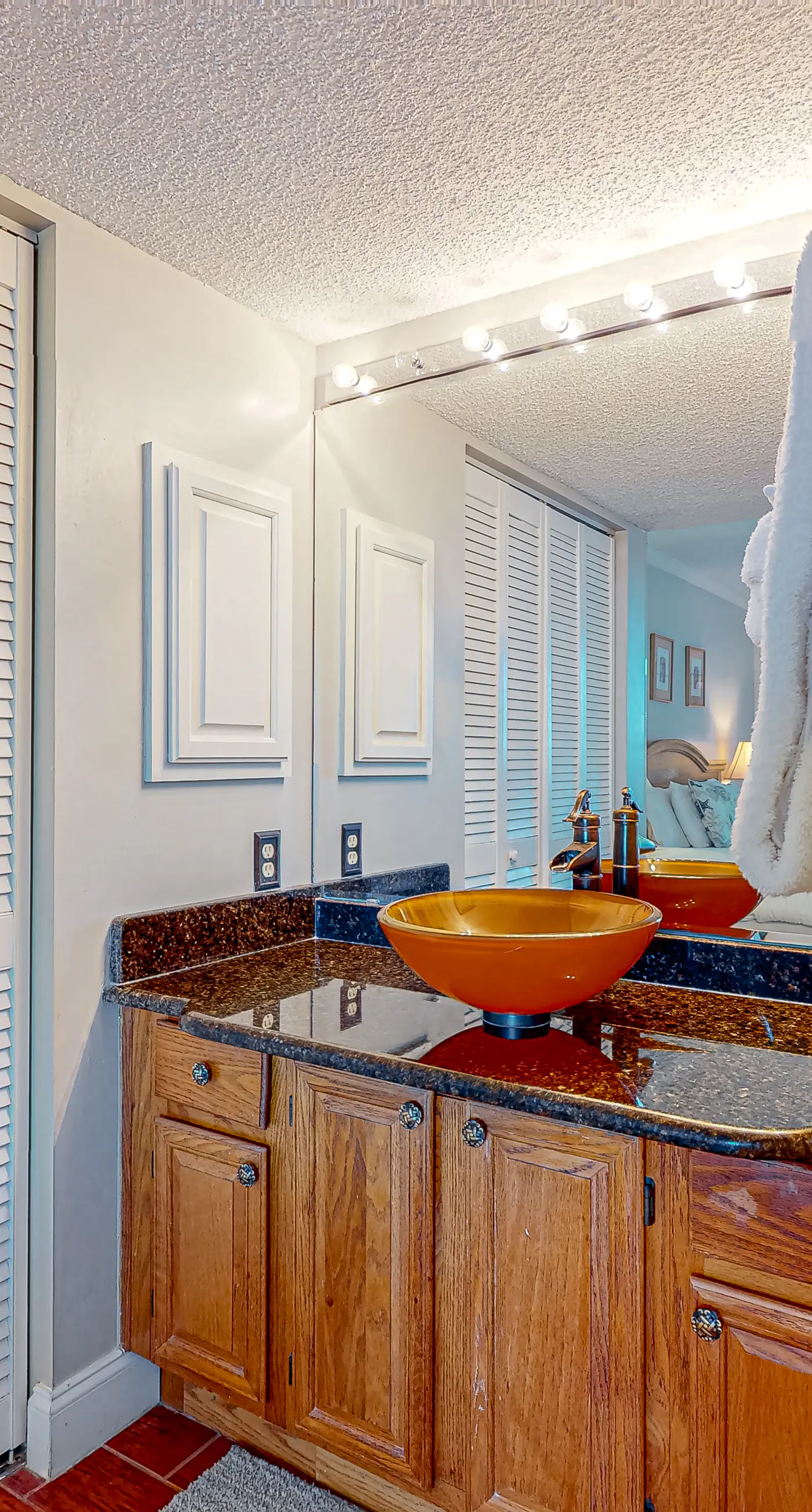 8th Floor Comfortable gulf view Condo, beach setup included, Near dining