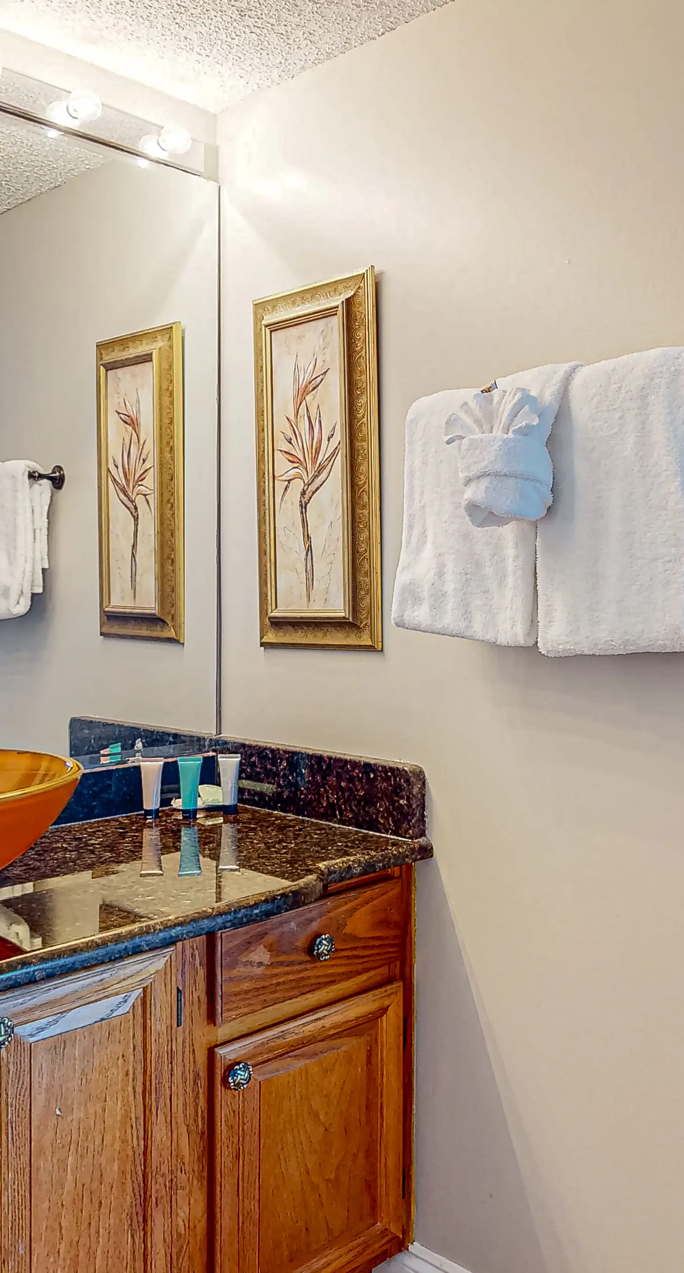 8th Floor Comfortable gulf view Condo, beach setup included, Near dining