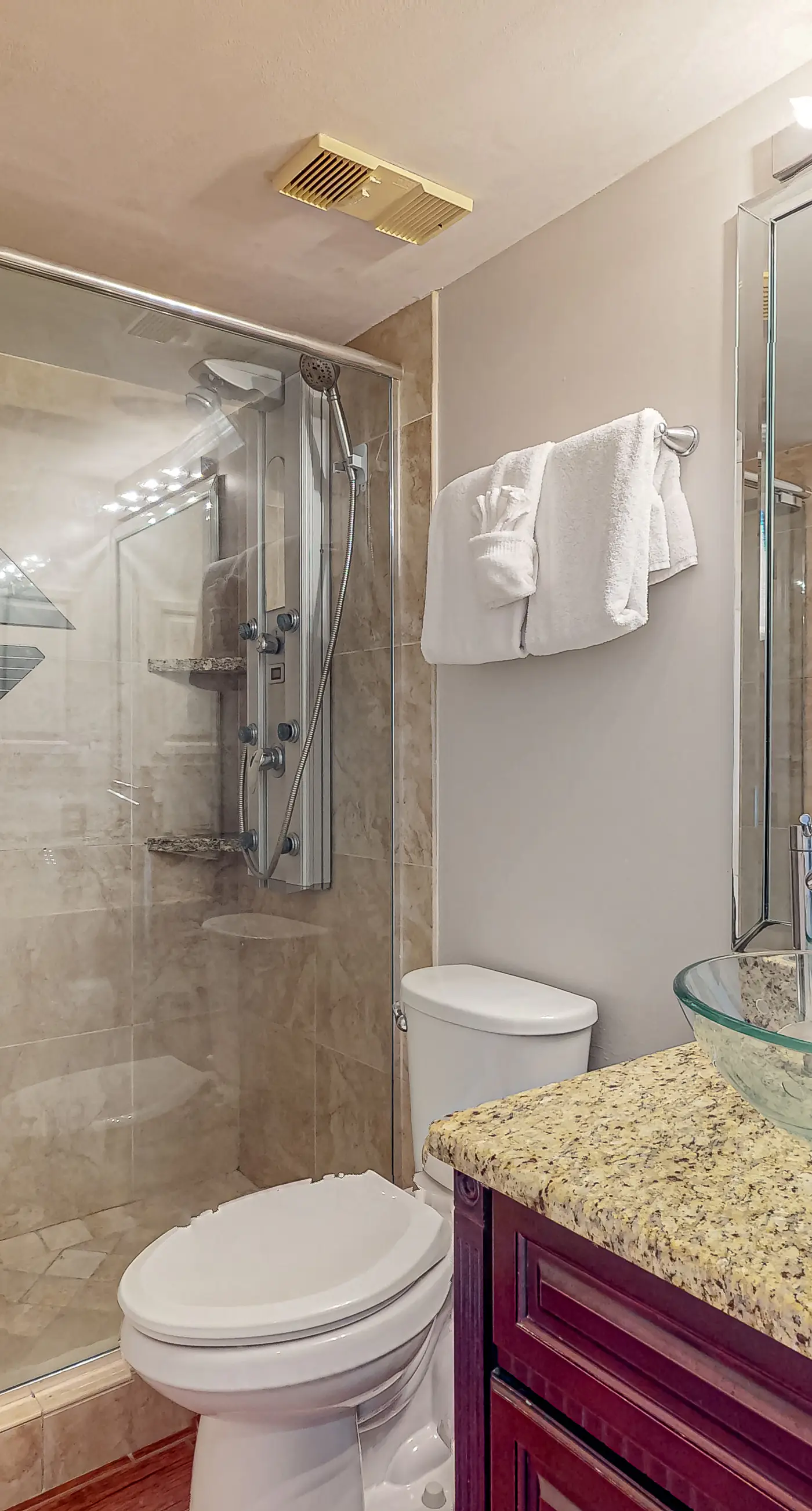 8th Floor Comfortable gulf view Condo, beach setup included, Near dining