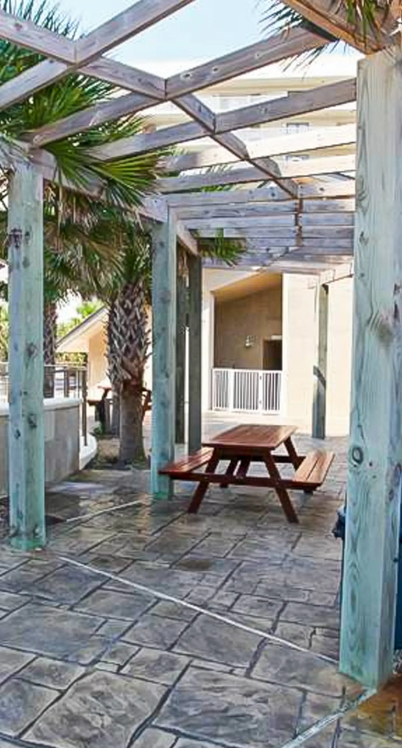 8th Floor Comfortable gulf view Condo, beach setup included, Near dining