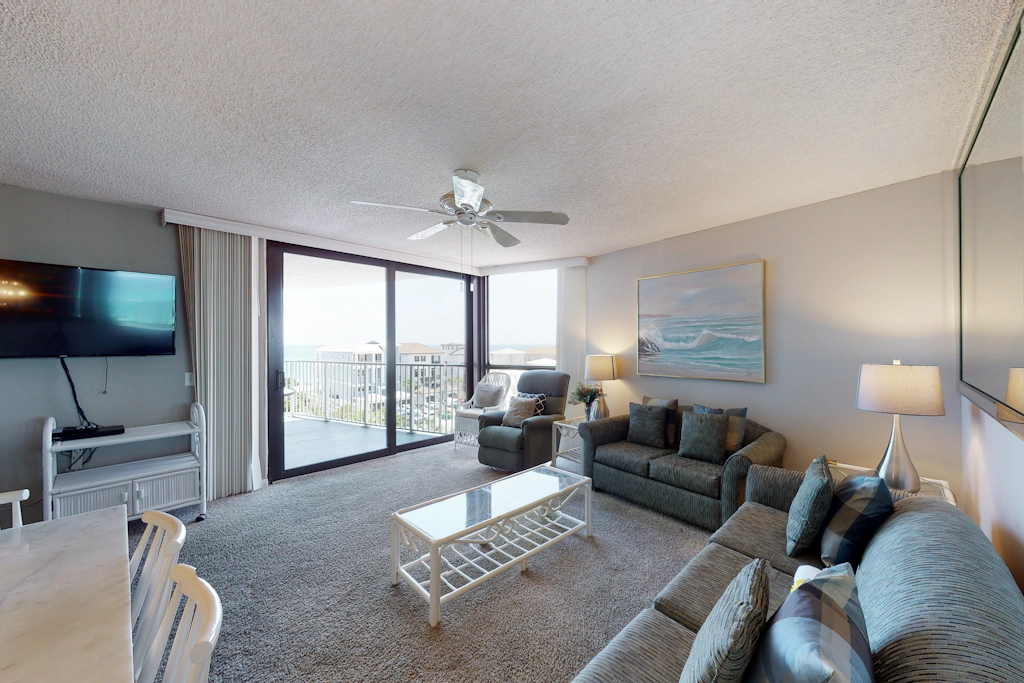 Waterfront corner condo w/ shared pool, pool spa, fitness room, & beach service