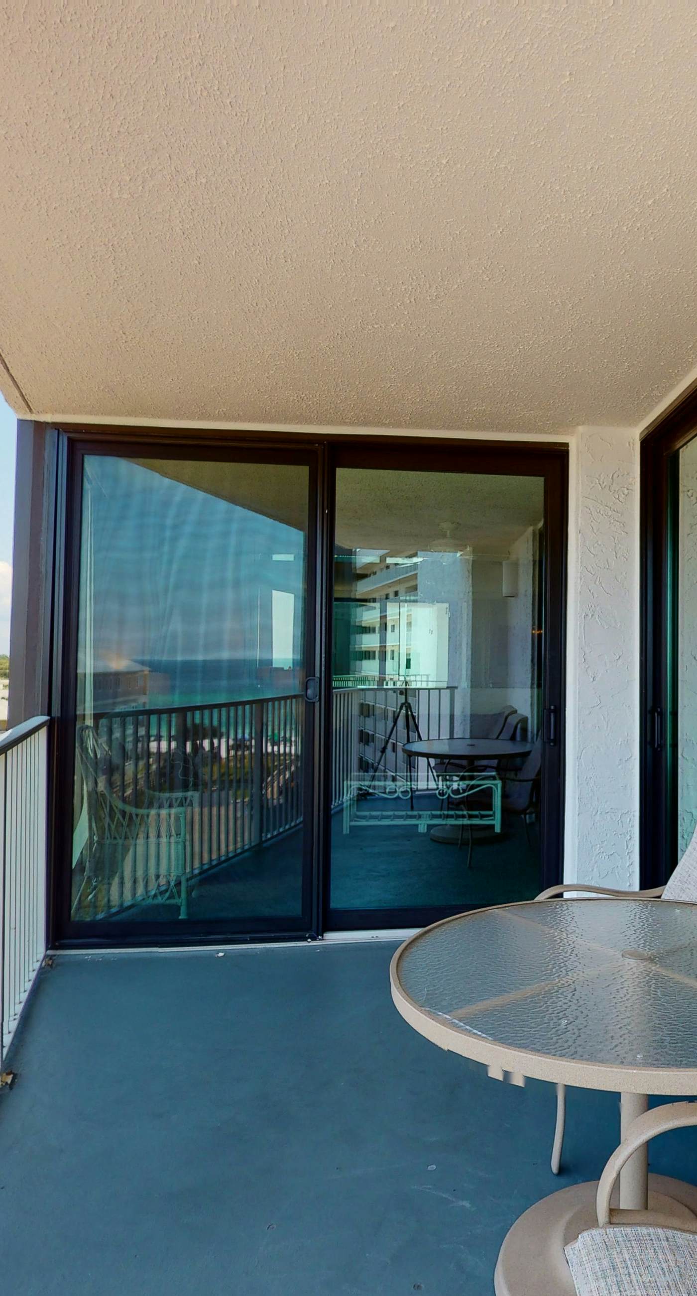 Waterfront corner condo w/ shared pool, pool spa, fitness room, & beach service